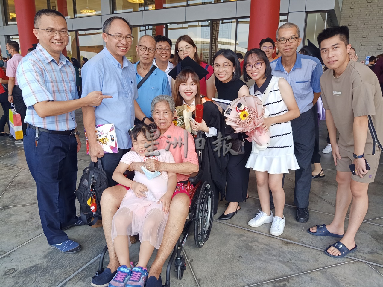 霹／拉曼大学毕业典礼 校园弥漫欢乐温馨