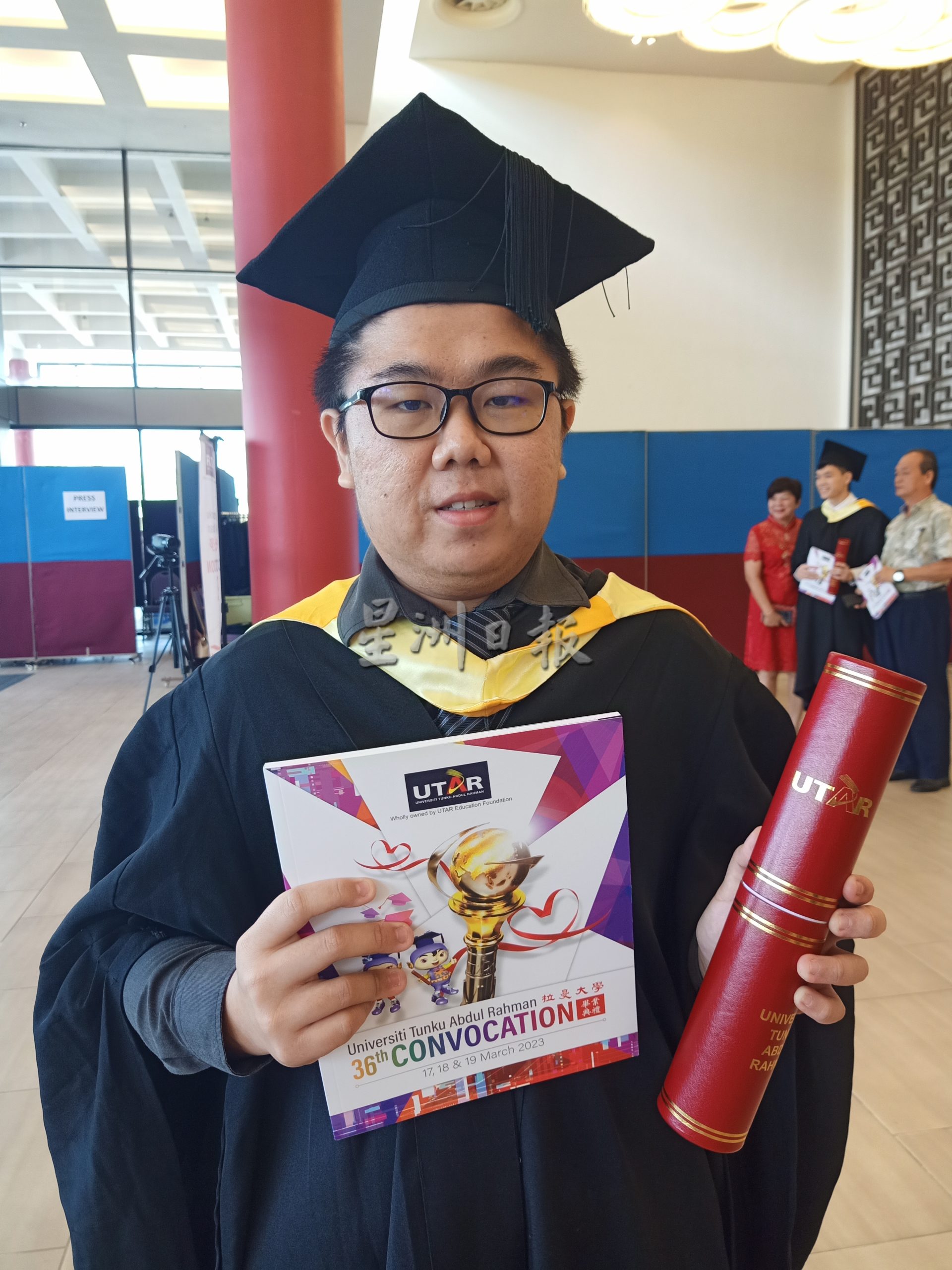 霹／拉曼大学毕业典礼 校园弥漫欢乐温馨