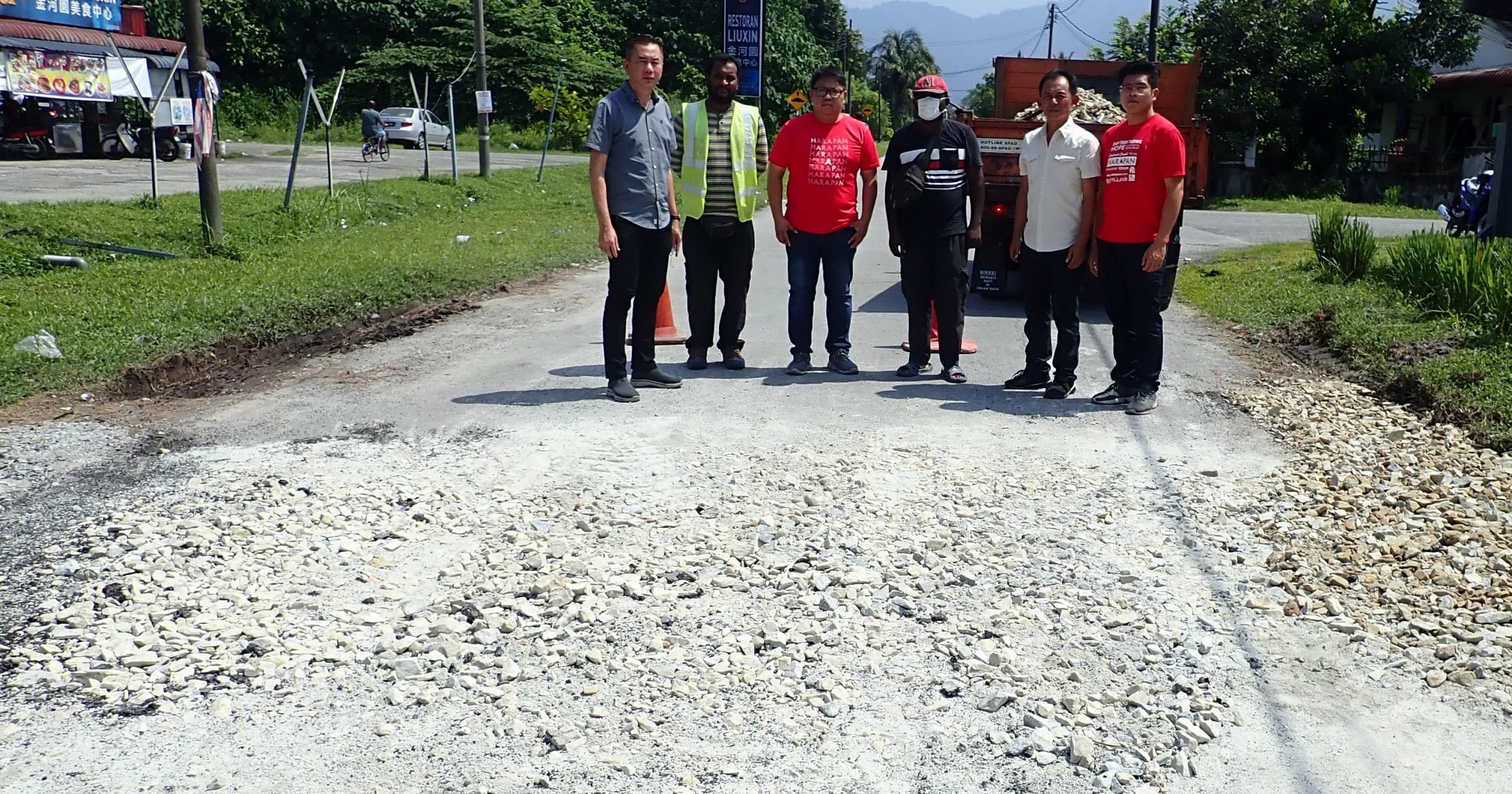 霹/排污承包商开始修补金河园破损道路