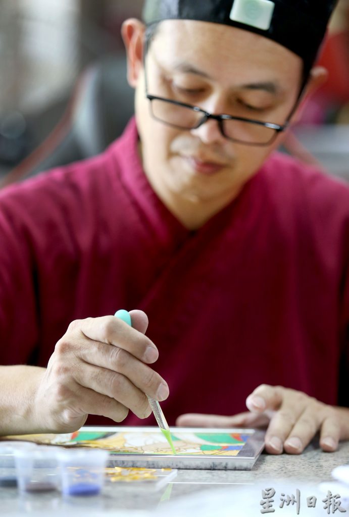 霹：15日见报／封底主文／【它的诞生】掐丝珐琅画