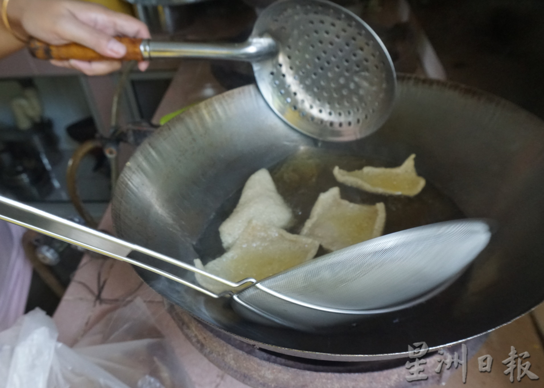 霹:22日见报/封底主文/【它的诞生】制作斋虾饼