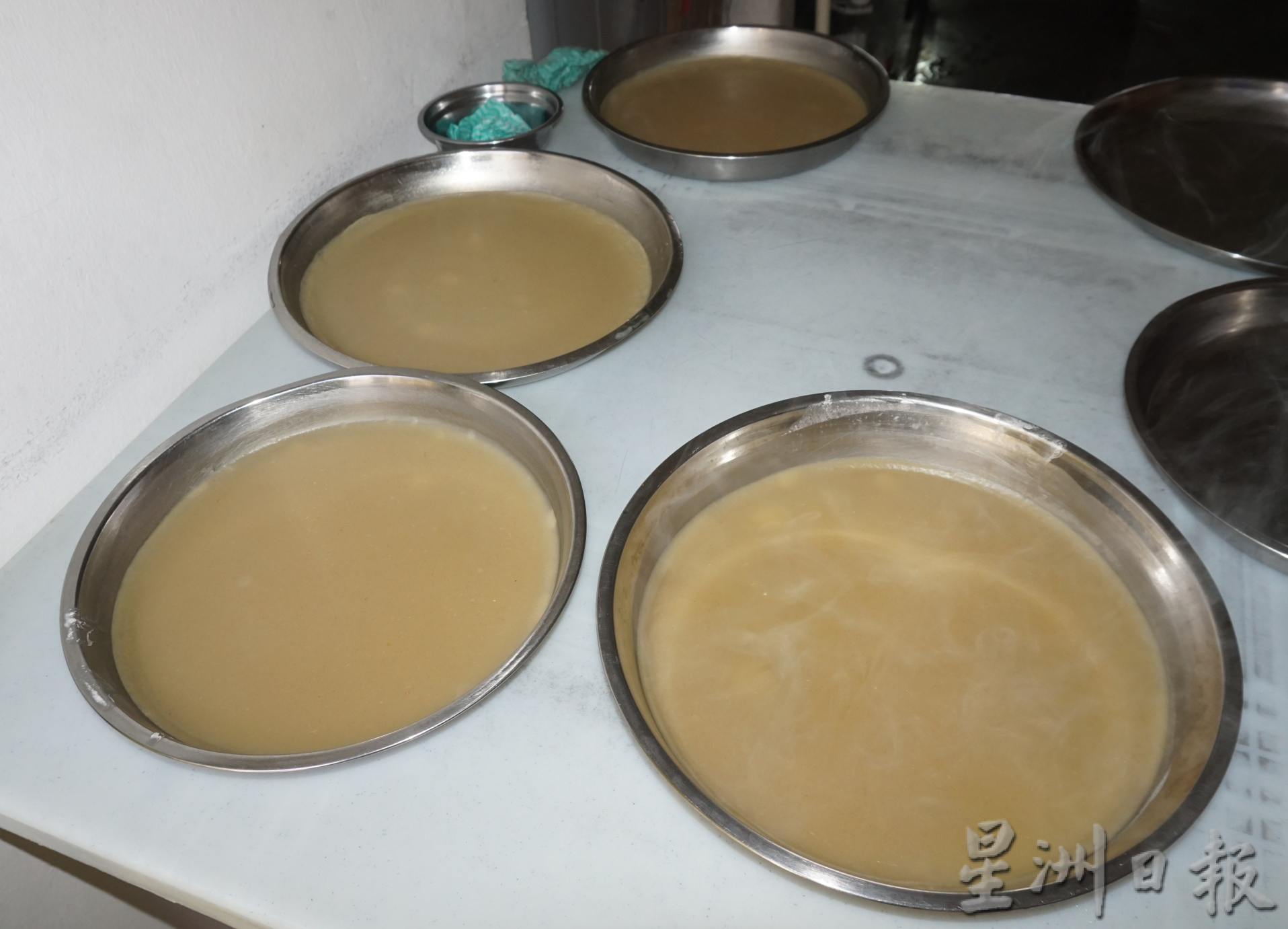 霹：22日见报／封底主文／【它的诞生】制作斋虾饼