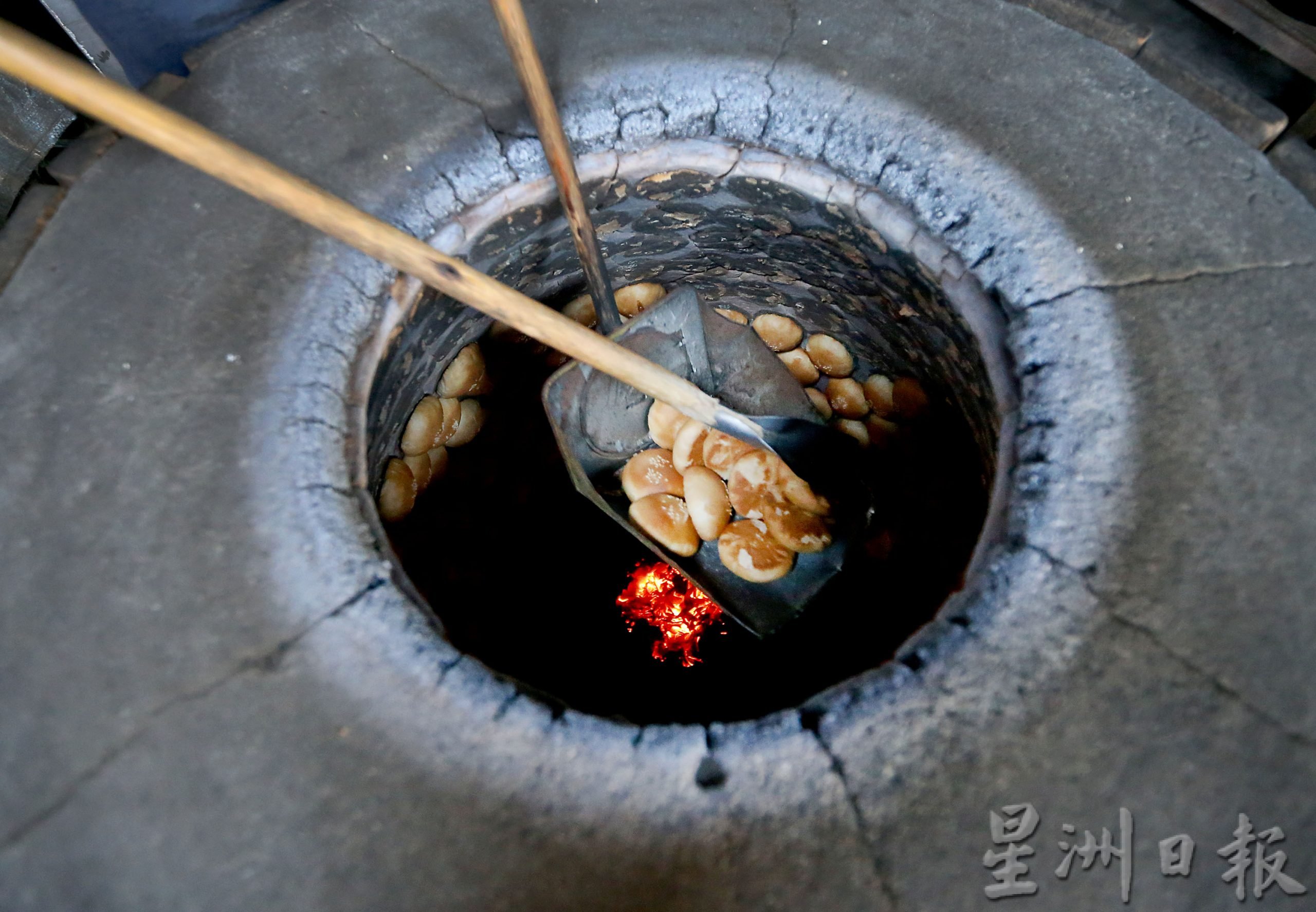 霹:8日见报/封底主文/《它的诞生》手工窑烧香饼皮酥有层次感