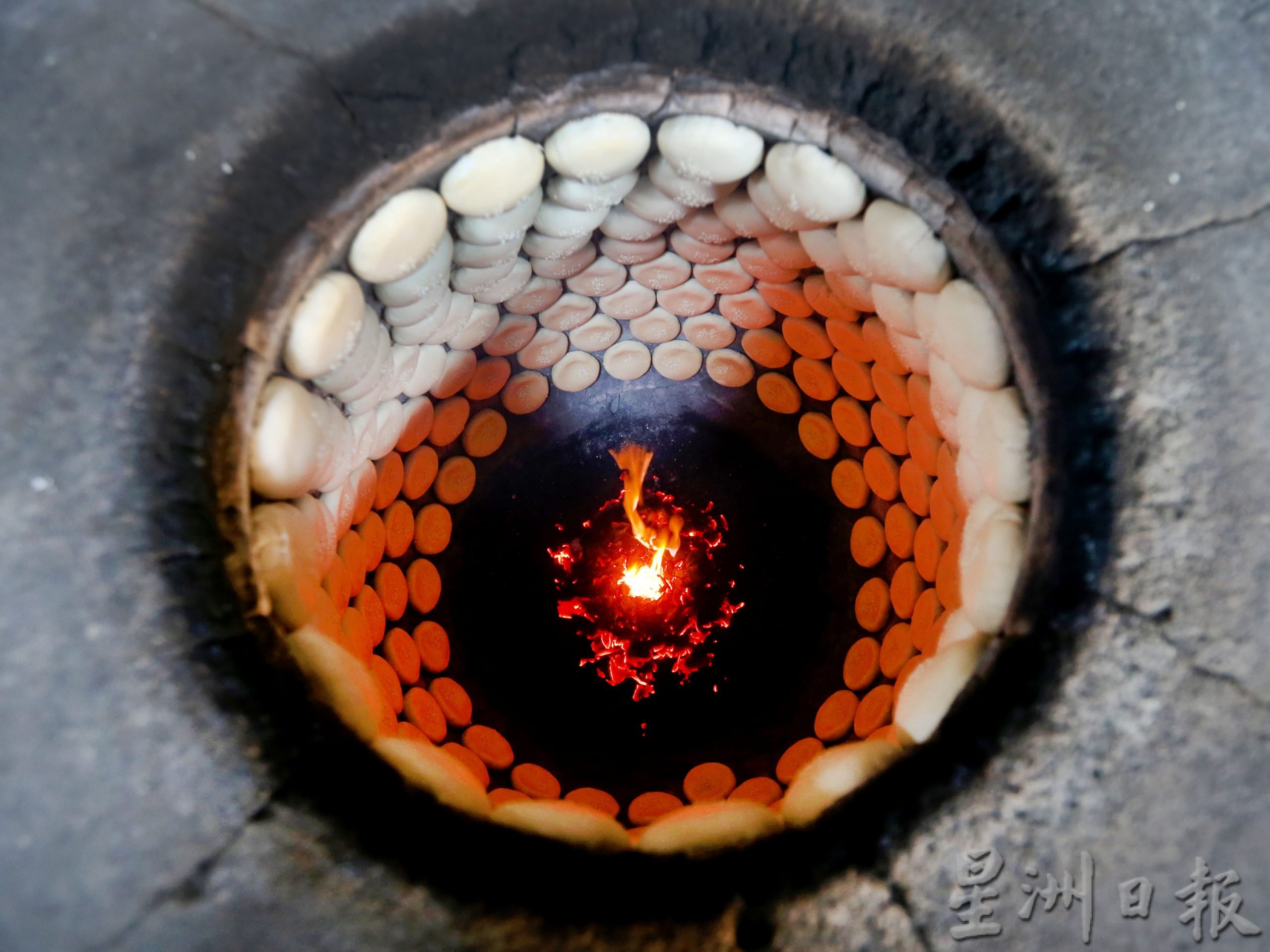 霹:8日见报/封底主文/《它的诞生》手工窑烧香饼皮酥有层次感
