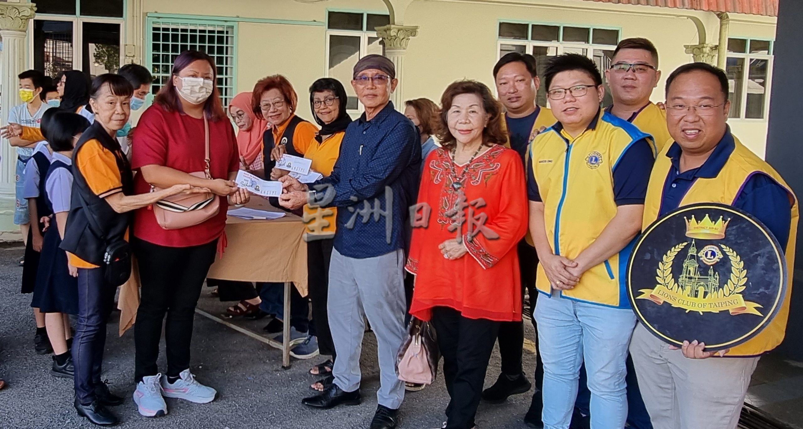 霹:太平狮子会 诚挚妇女协会 联办捐赠校服90学生受惠