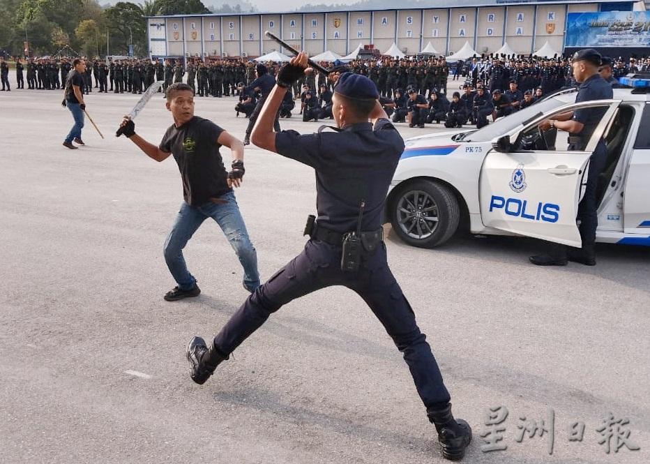 霹：封底主文／霹雳州警方举行第216届警察日庆典