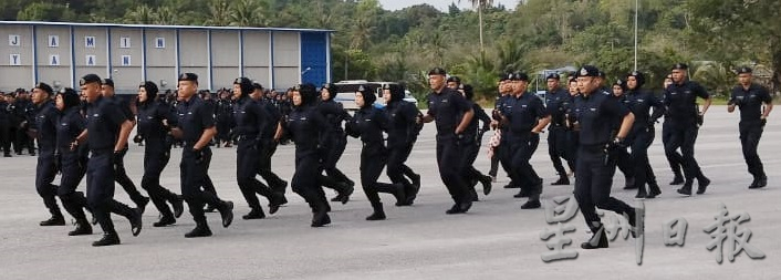 霹:封底主文/霹雳州警方举行第216届警察日庆典