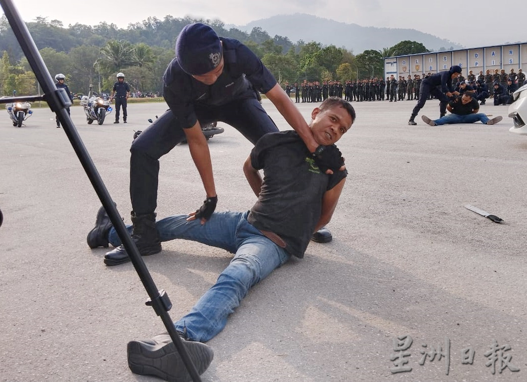 霹：封底主文／霹雳州警方举行第216届警察日庆典
