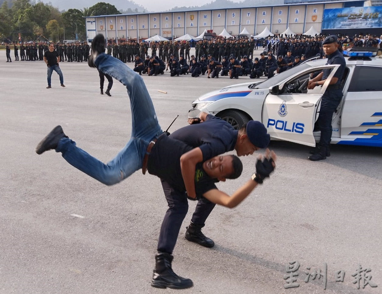 霹：封底主文／霹雳州警方举行第216届警察日庆典