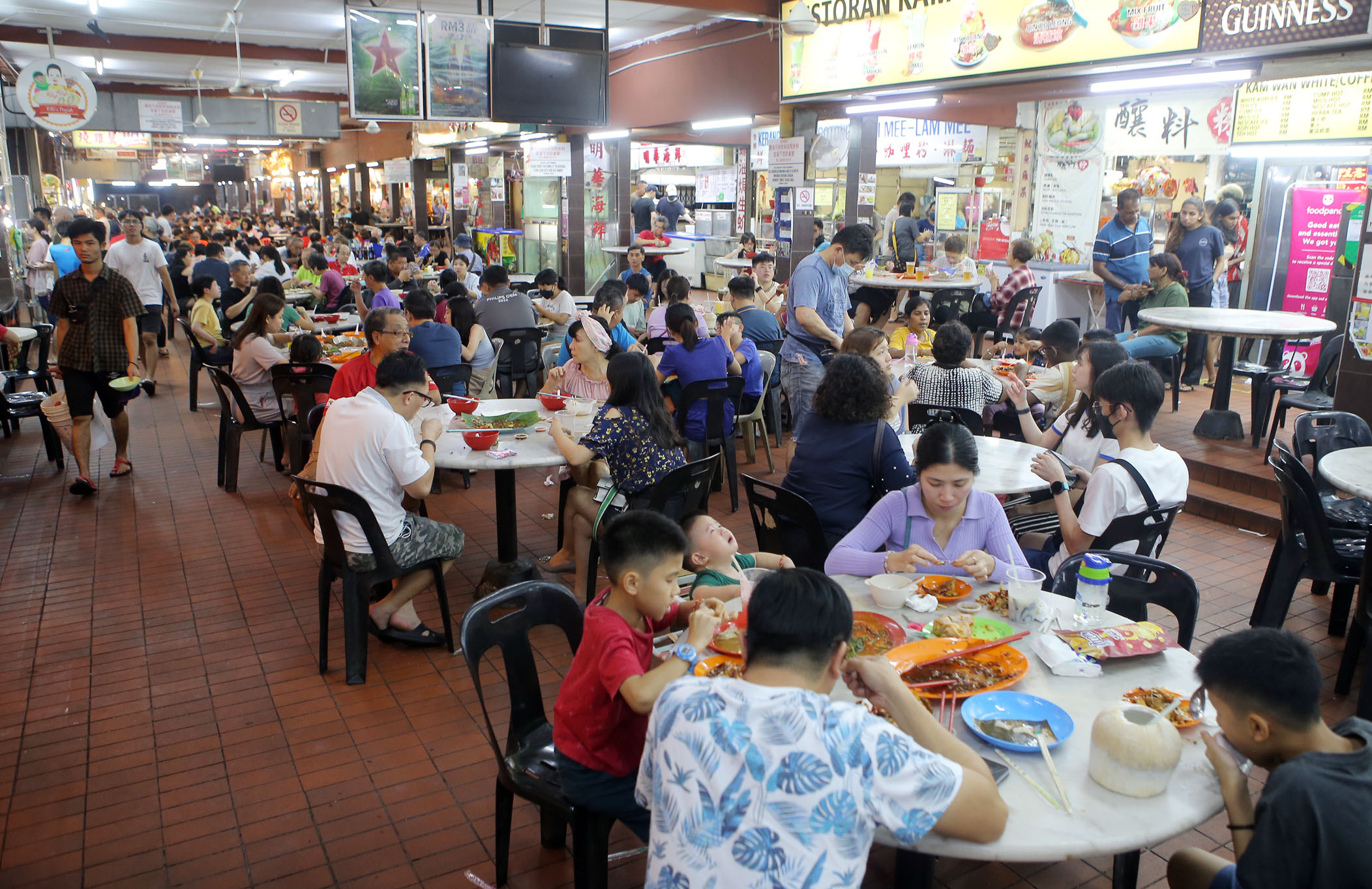 霹:封面主文/学校假期带旺夜市 著名食肆一桌难求