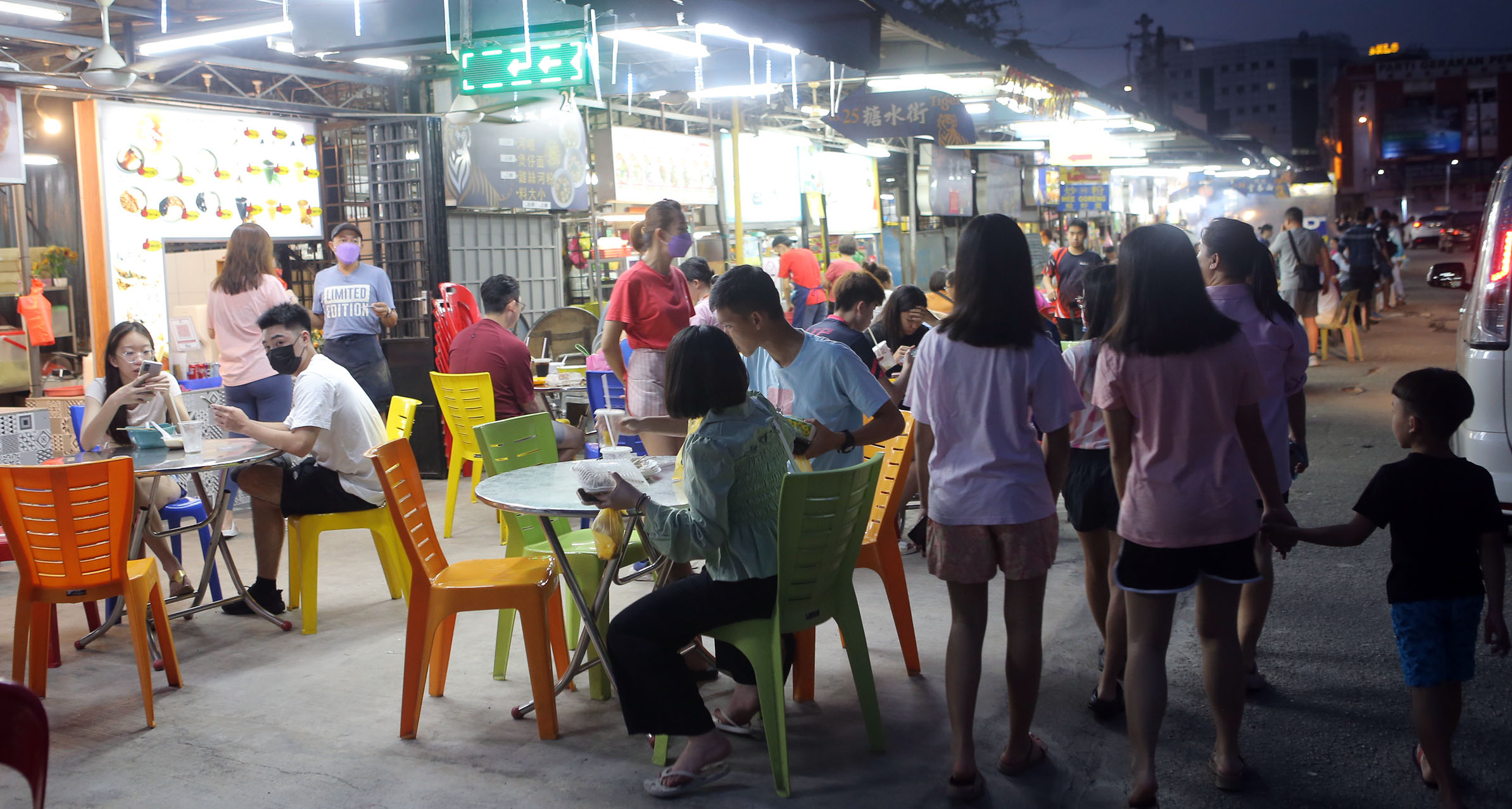霹:封面主文/学校假期带旺夜市 著名食肆一桌难求