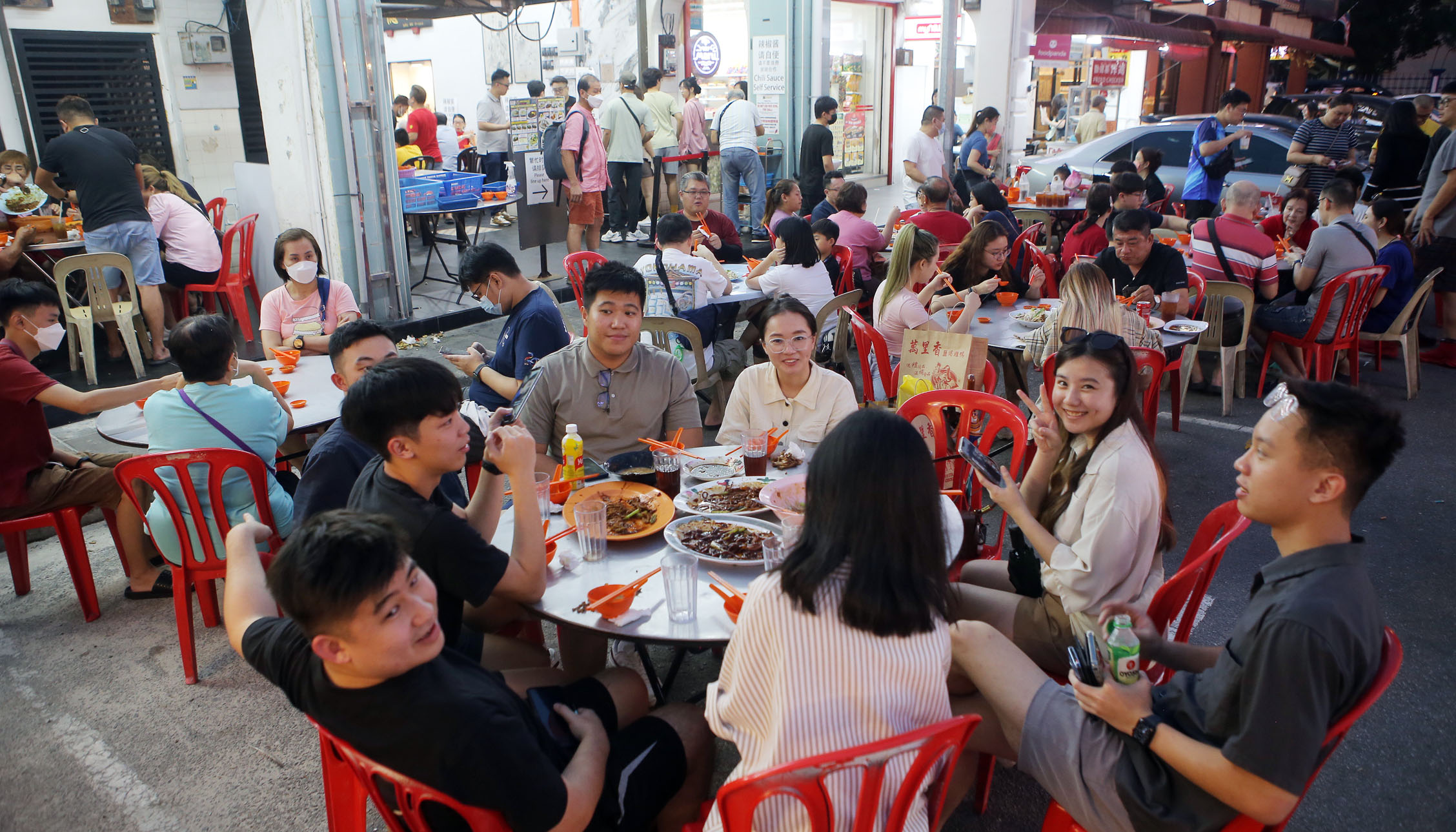 霹:封面主文/学校假期带旺夜市 著名食肆一桌难求