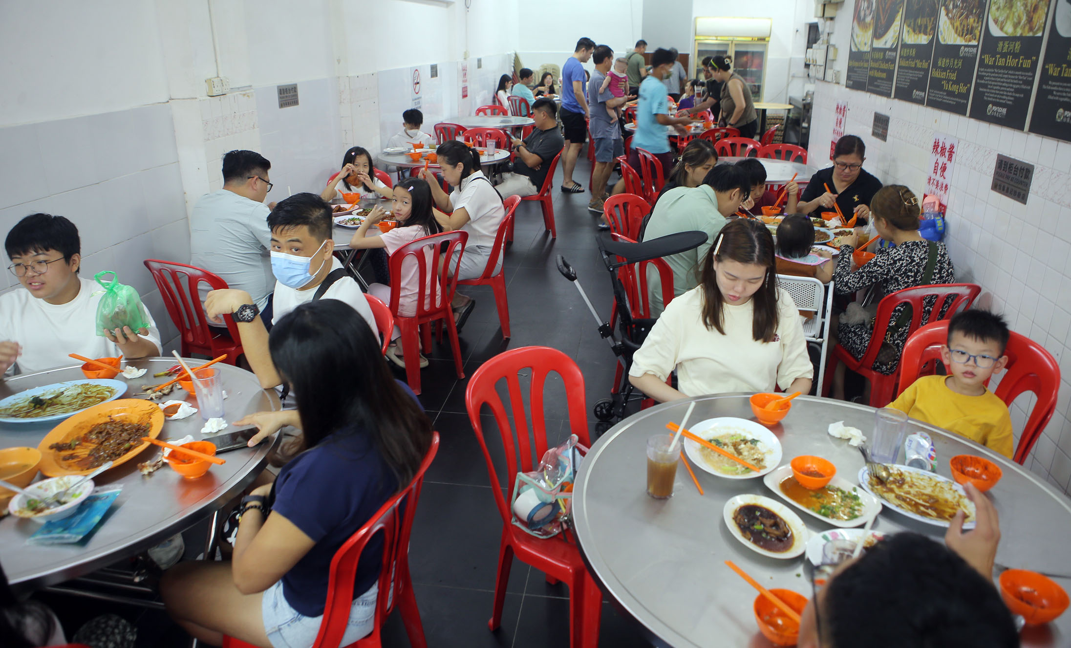霹：封面主文／学校假期带旺夜市  著名食肆一桌难求