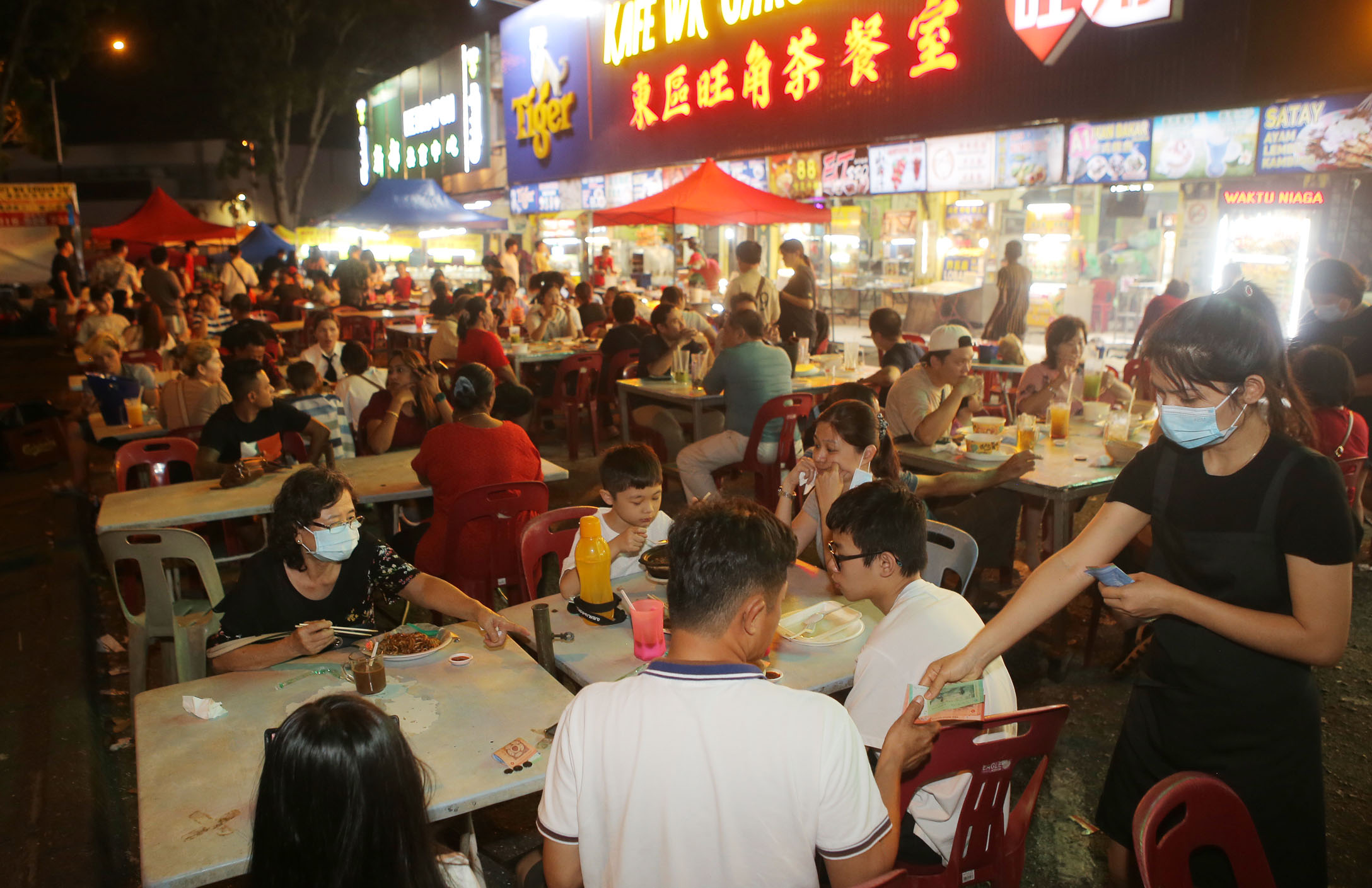 霹：封面主文／学校假期带旺夜市  著名食肆一桌难求