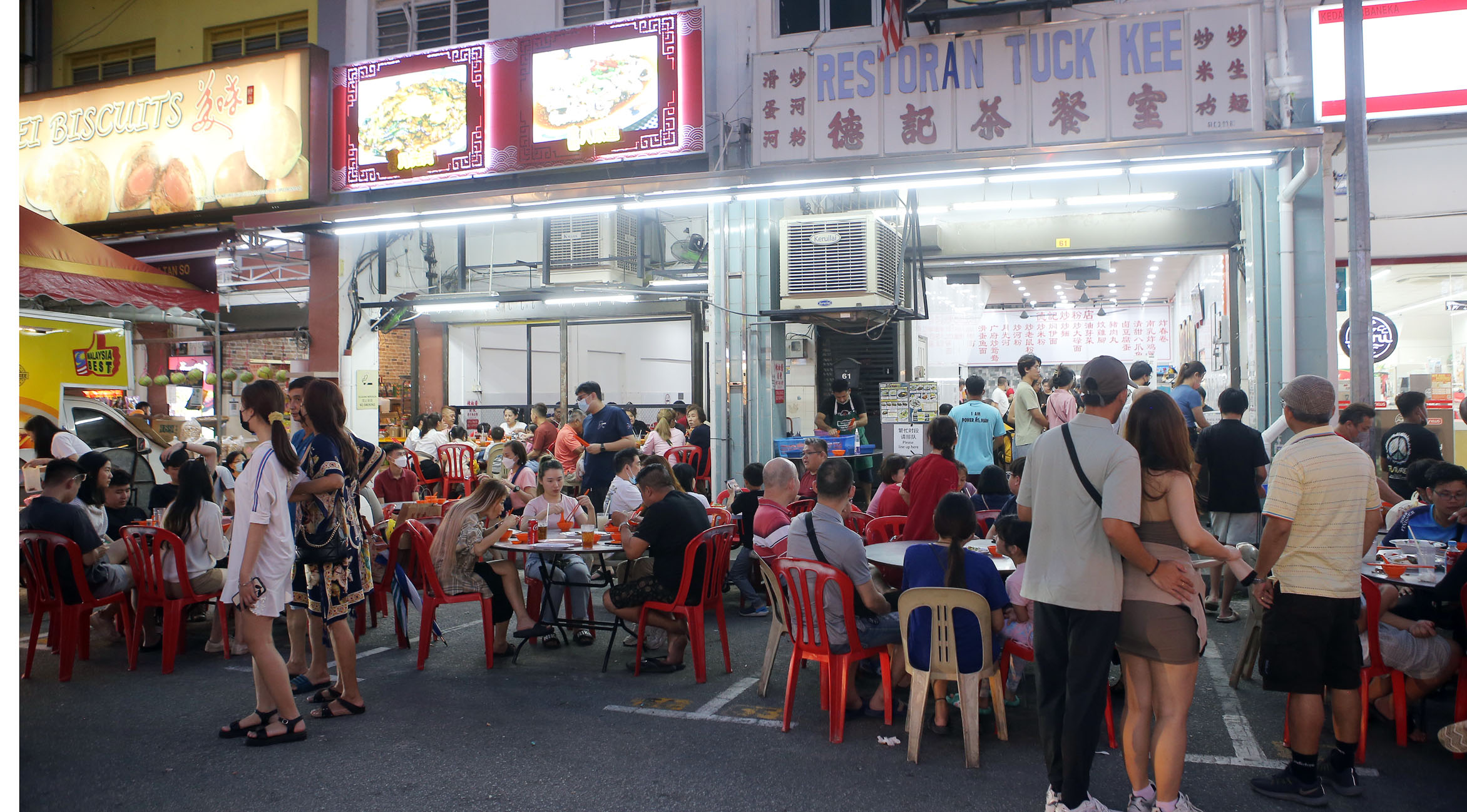 霹：封面主文／学校假期带旺夜市  著名食肆一桌难求