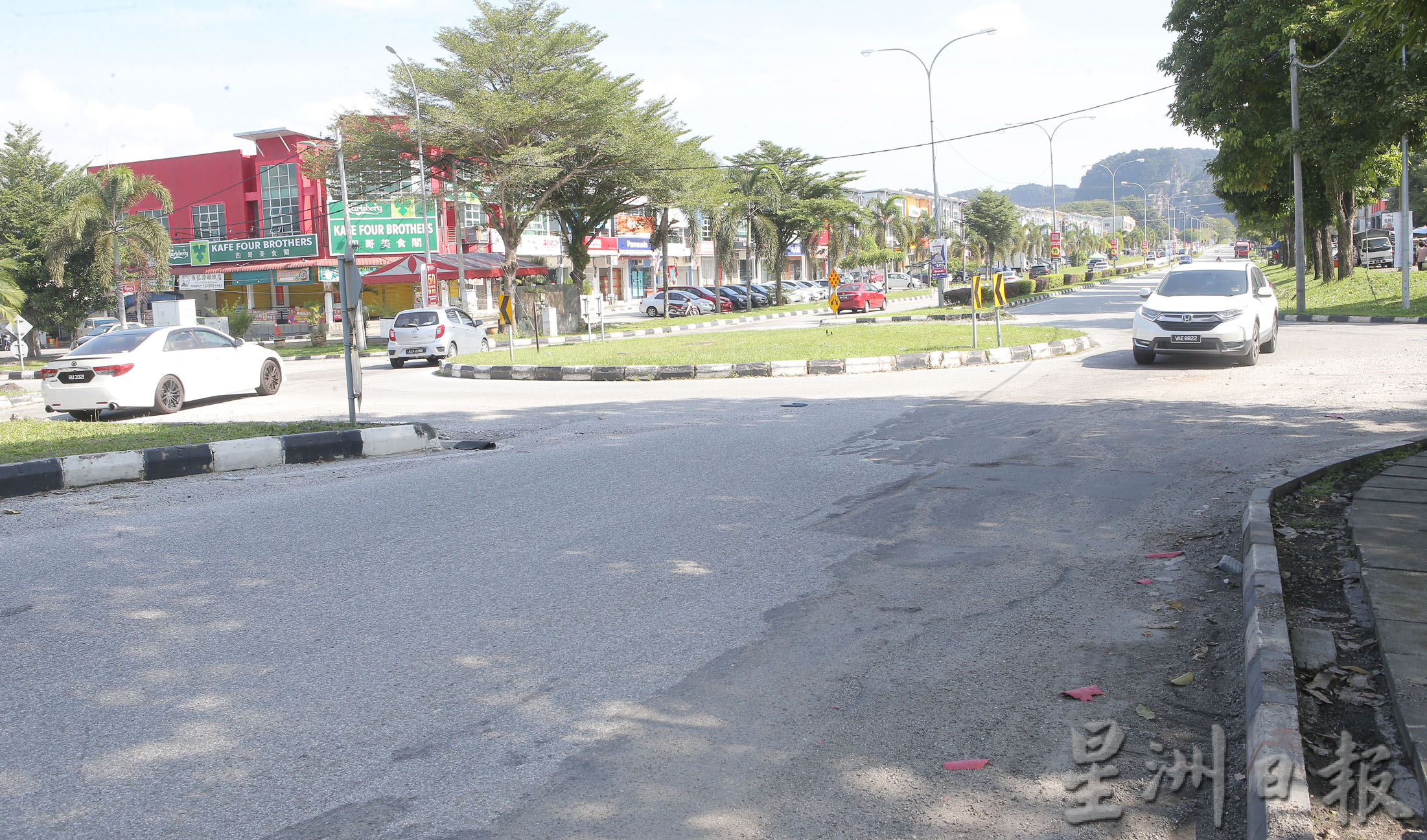 霹:封面主文/Puncak Emas 以最快速度暂时填补路洞 永久维修需根据程序