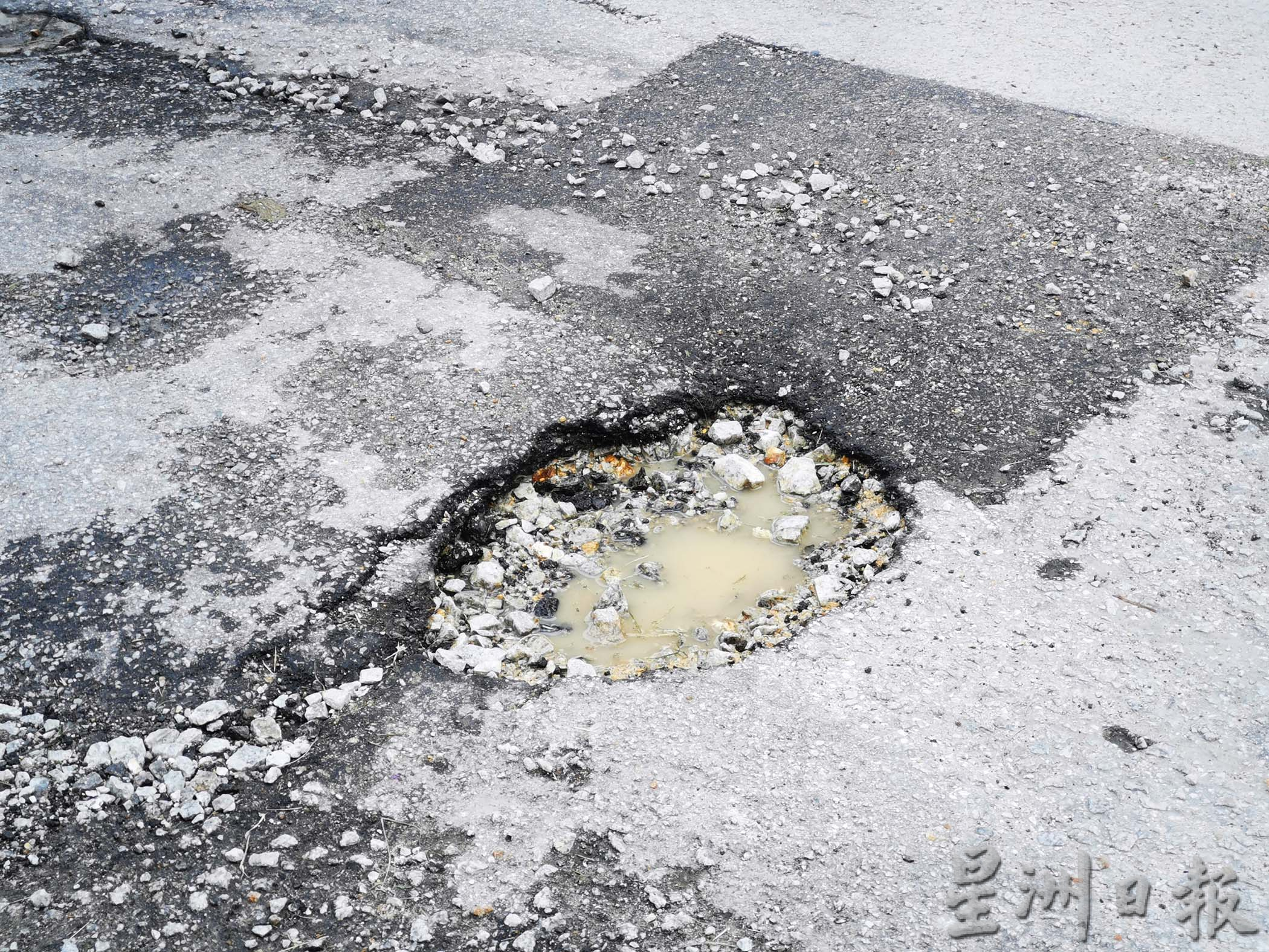 霹:封面主文/Puncak Emas 以最快速度暂时填补路洞 永久维修需根据程序