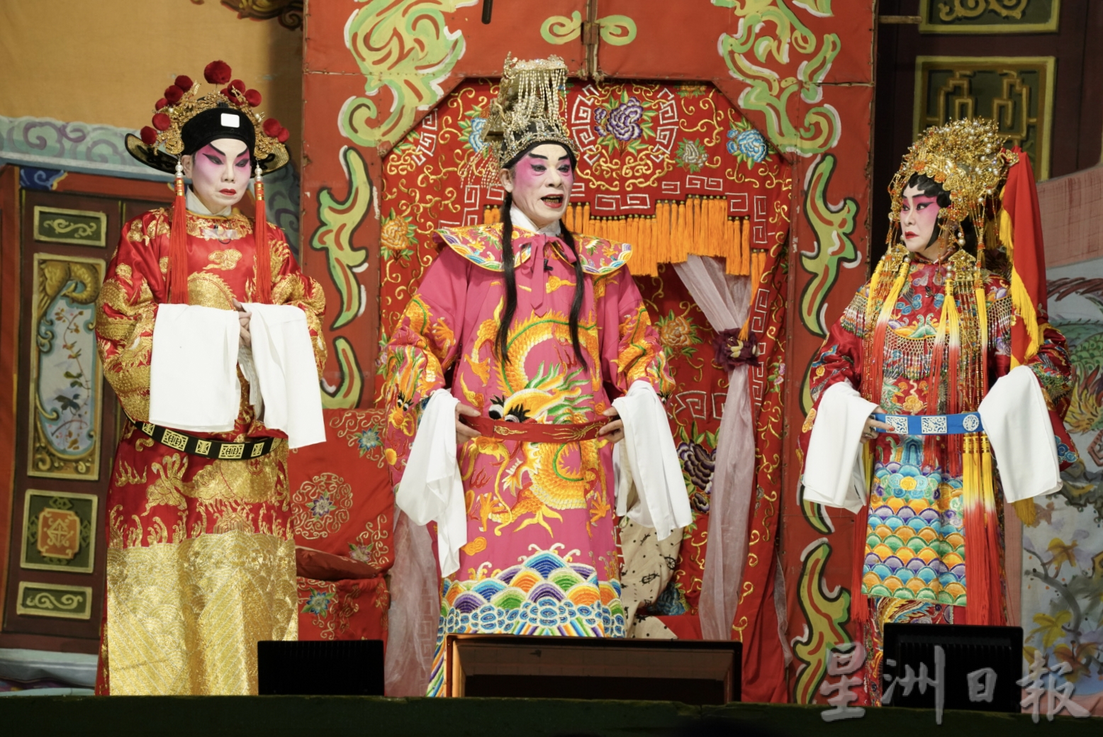 霹:第二版头/坝罗古庙神诞上演酬神戏 外国人也捧场庆新声