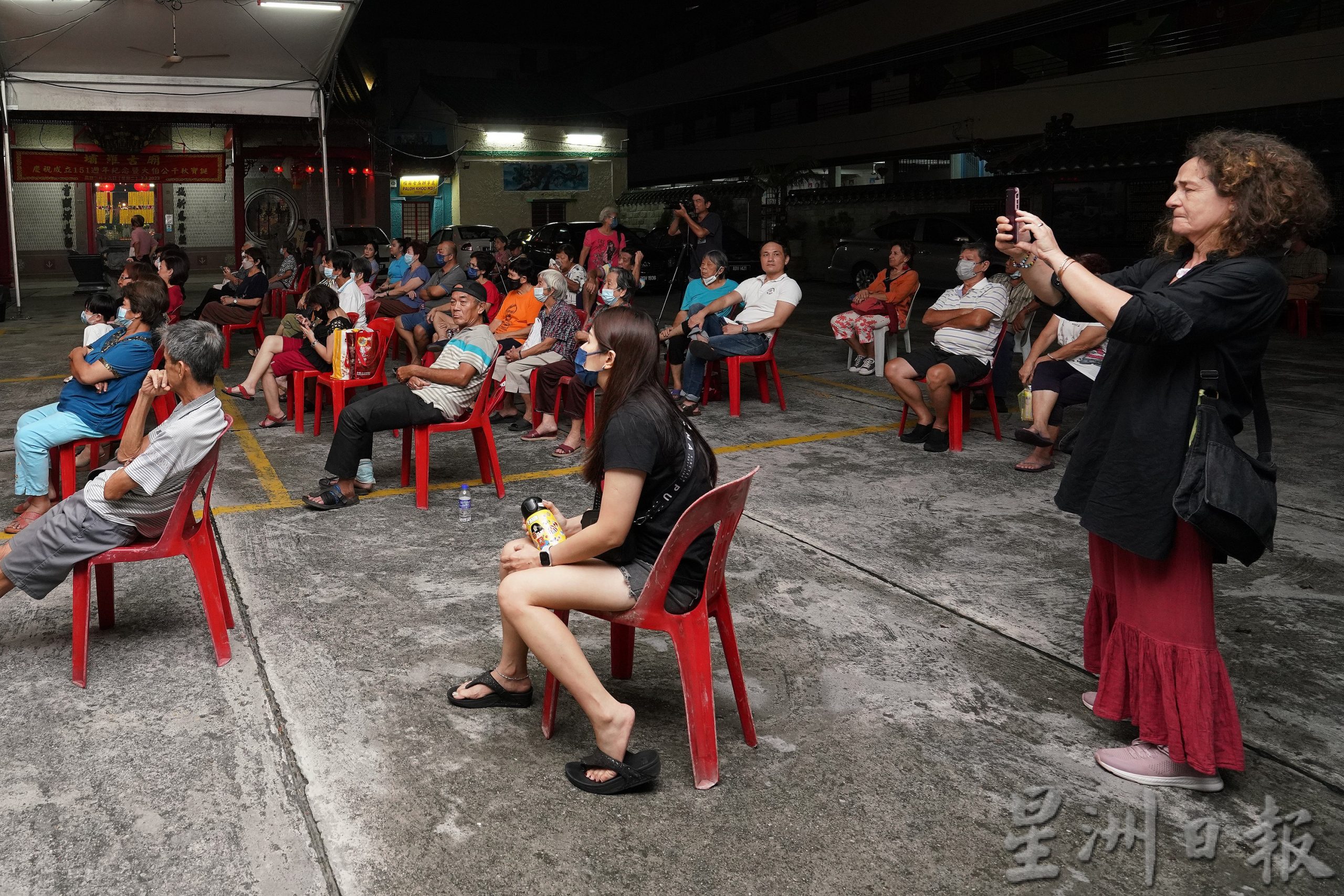 霹:第二版头/坝罗古庙神诞上演酬神戏 外国人也捧场庆新声