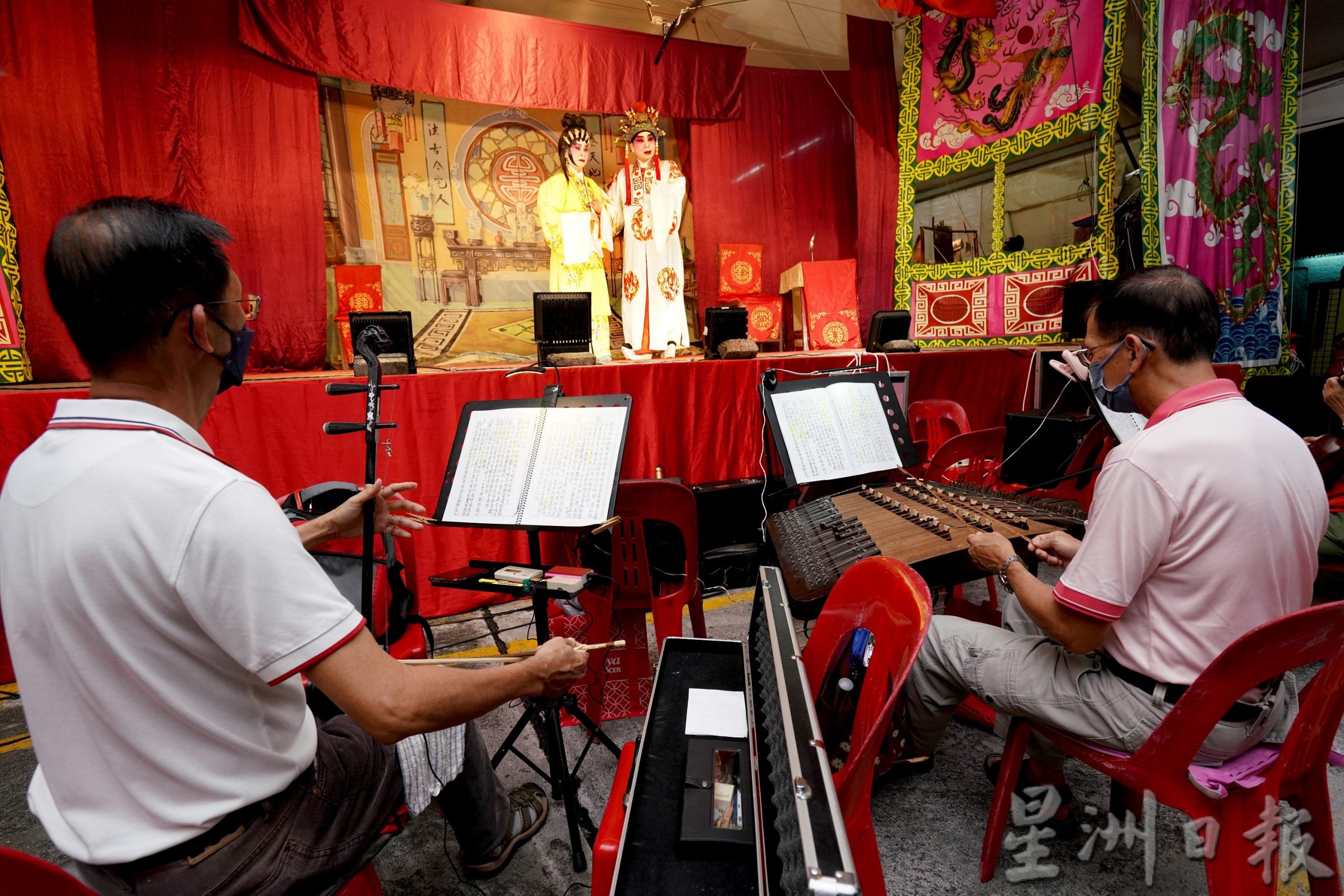 霹:第二版头/坝罗古庙神诞上演酬神戏 外国人也捧场庆新声