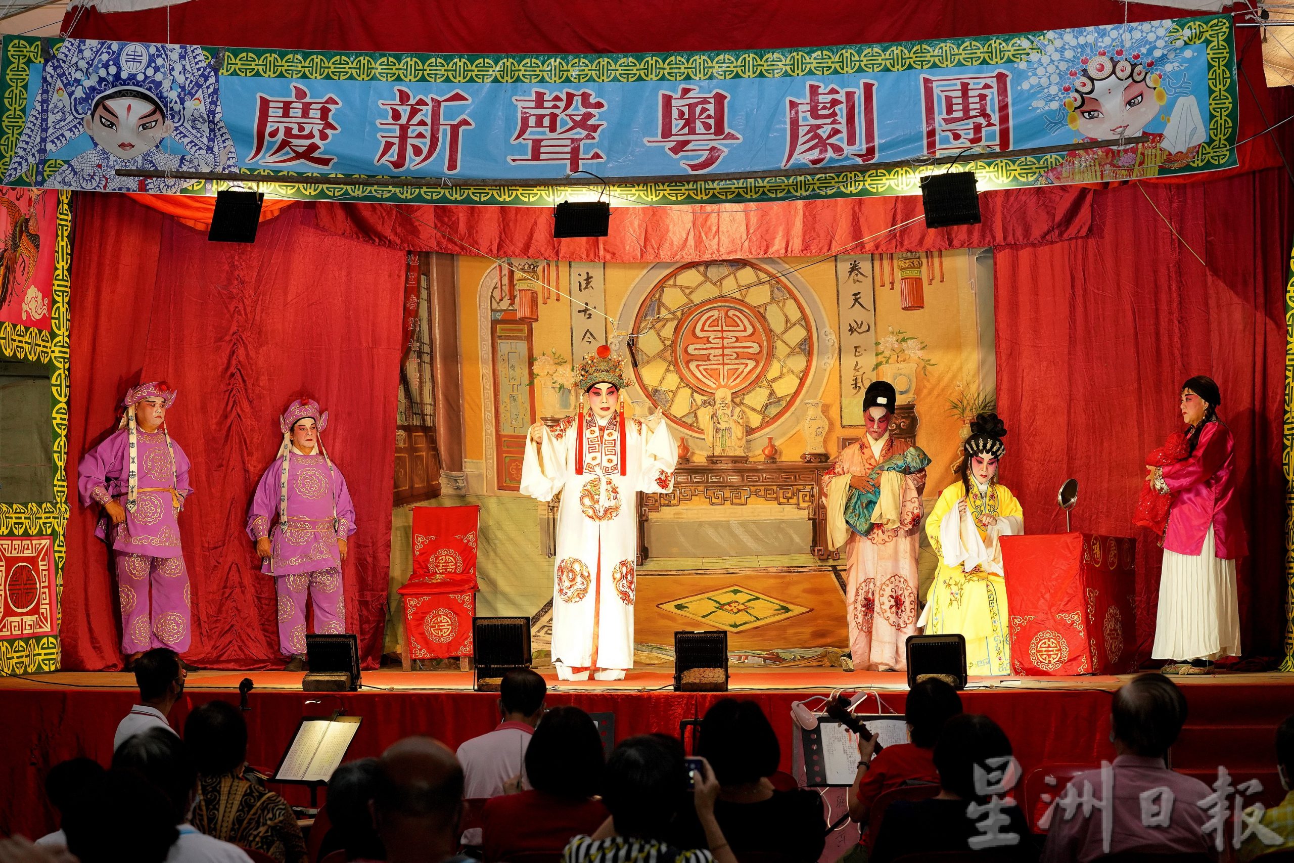 霹:第二版头/坝罗古庙神诞上演酬神戏 外国人也捧场庆新声