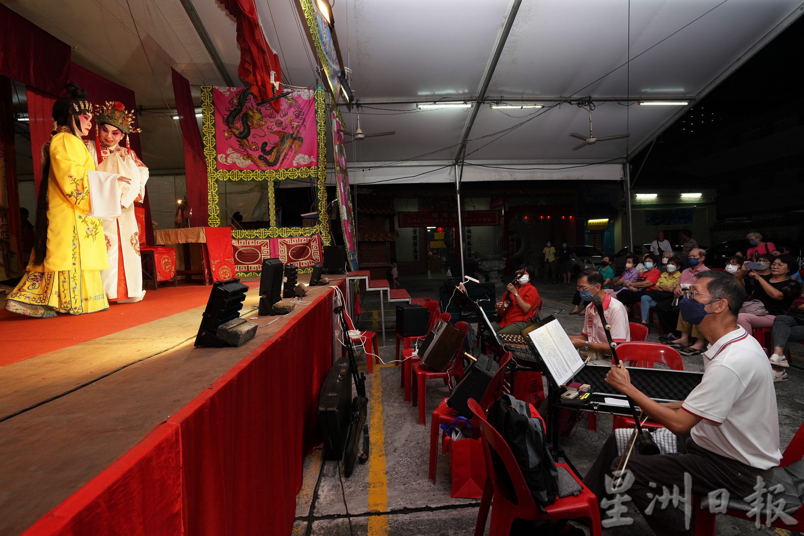 霹:第二版头/坝罗古庙神诞上演酬神戏 外国人也捧场庆新声