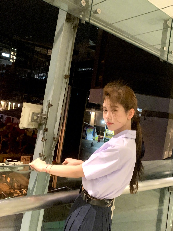  鞠婧祎穿泰校服打卡 掀跟风潮恐触法