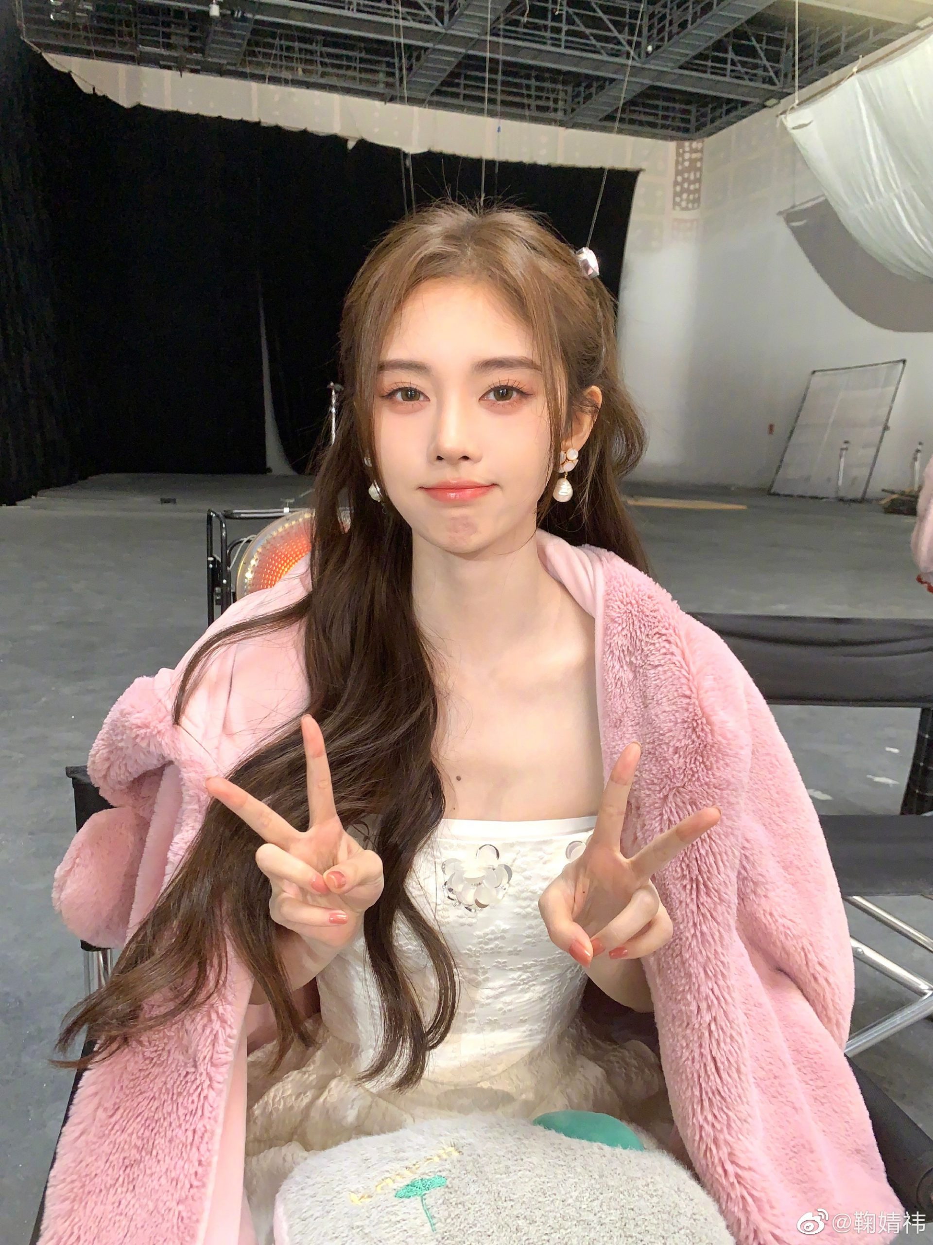  鞠婧祎穿泰校服打卡 掀跟风潮恐触法