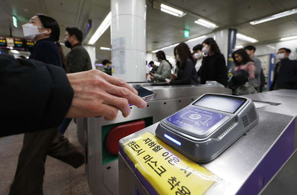 韩国20日起搭公车捷运可脱罩了!