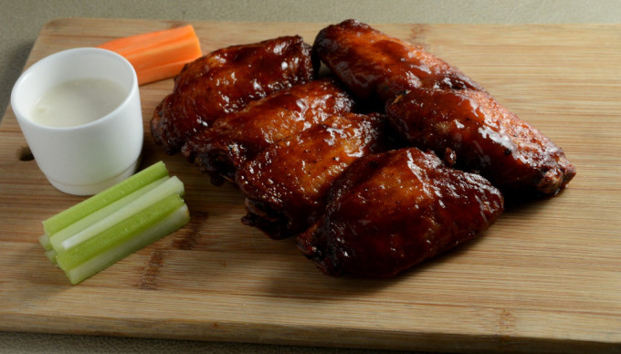 食客怒告无骨鸡翼不是鸡翼 美餐厅寸爆回应:水牛城鸡翼含有0%水牛