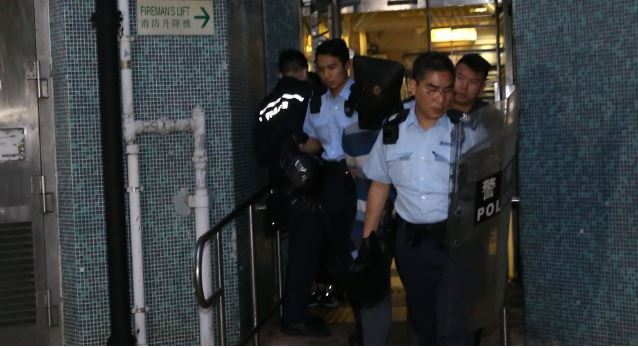 香港再现残忍凶杀!老翁怀疑妻红杏出墙 砍杀妻小淋滚水毁容