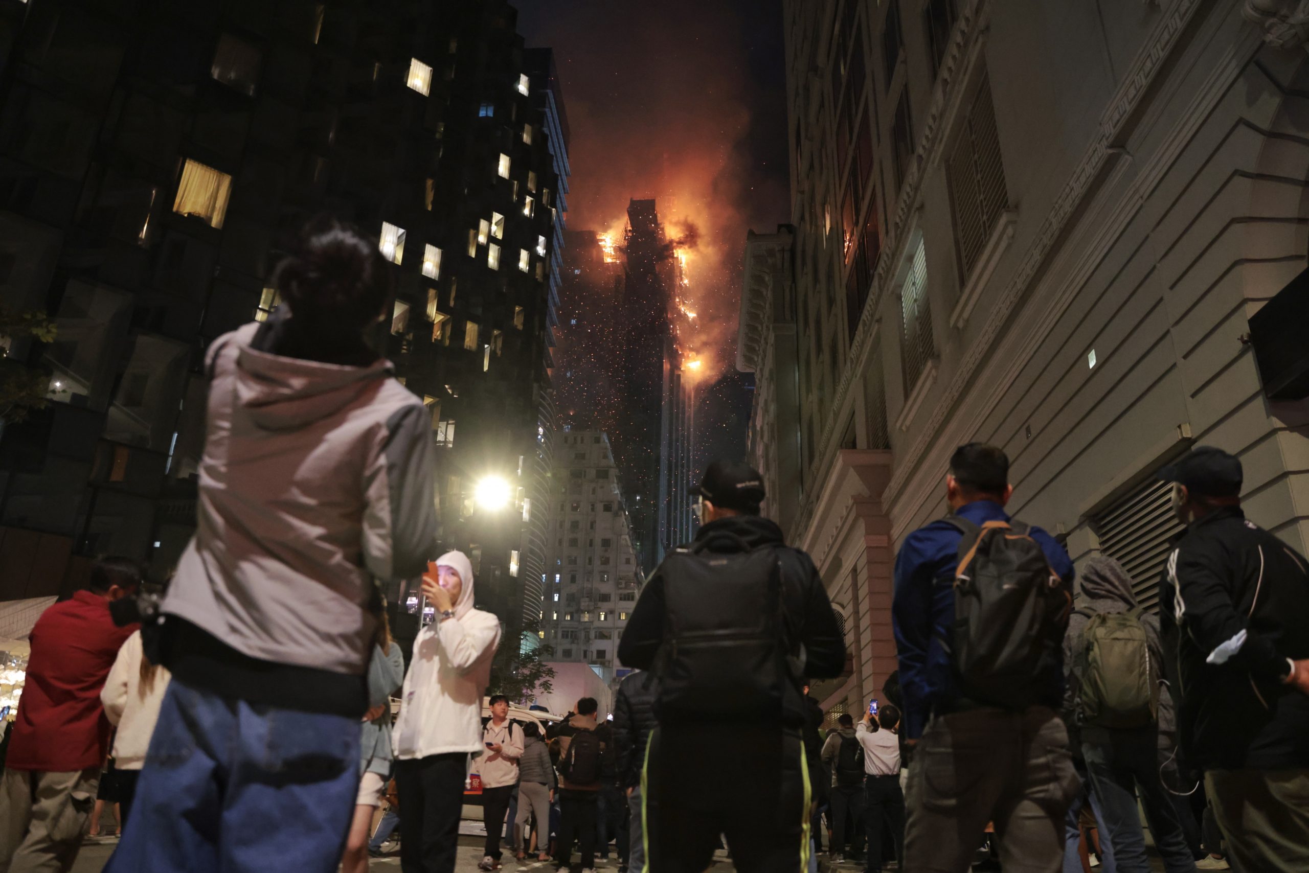 香港尖沙咀42楼大厦深夜恶火已2伤 火势延烧6大楼 波及喜来登