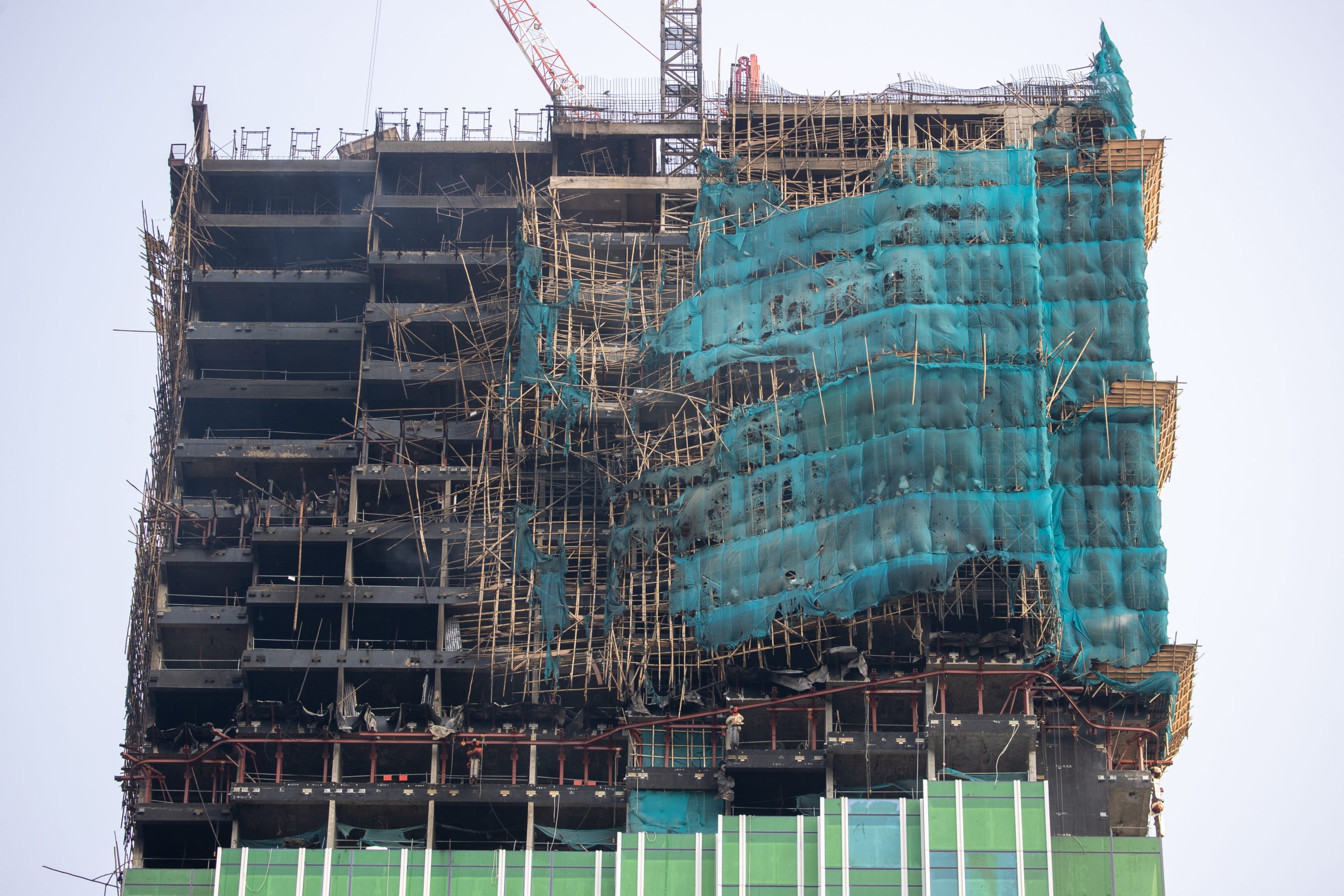 香港尖沙咀42楼大厦深夜恶火已2伤 火势延烧6大楼 波及喜来登