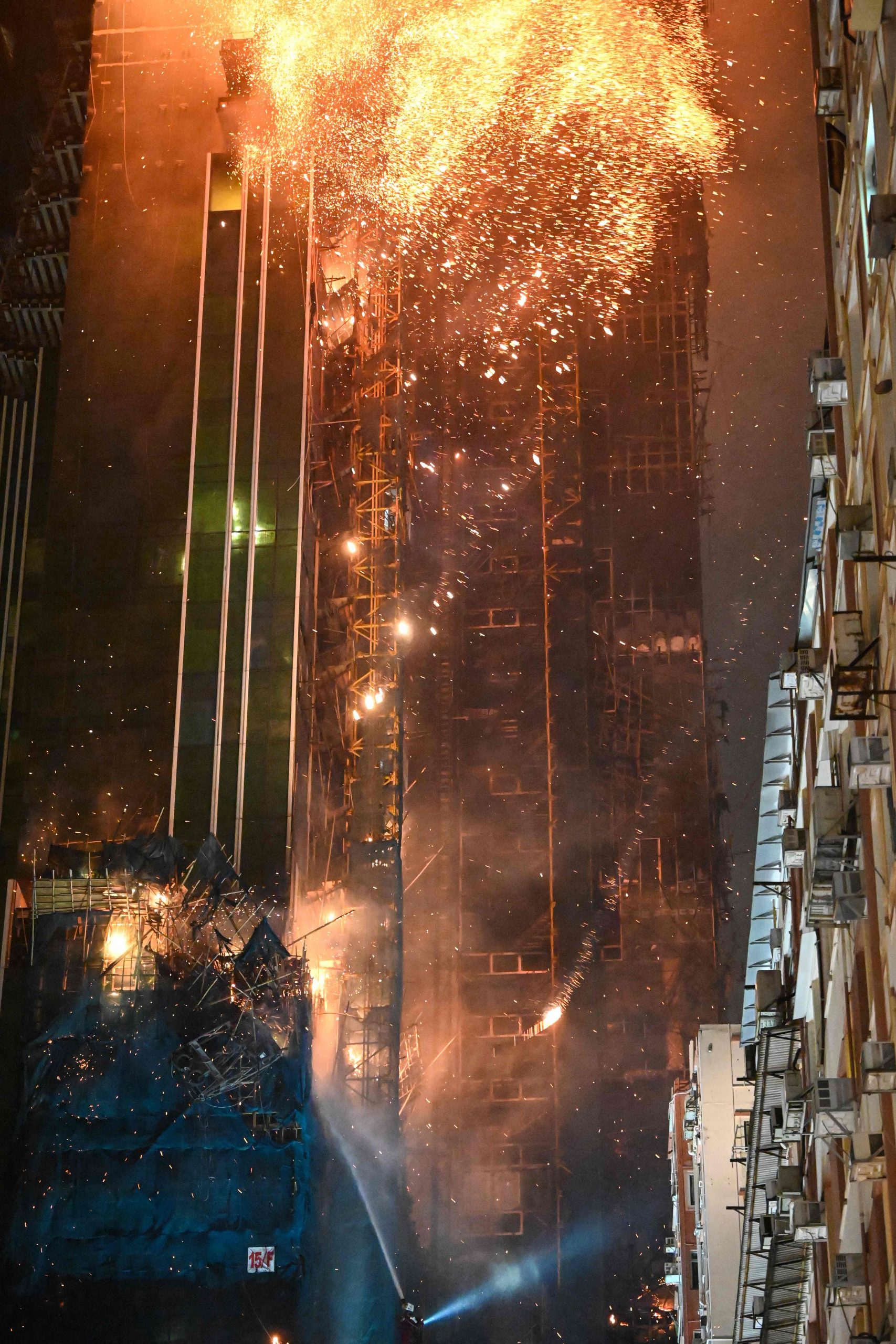 香港尖沙咀42楼大厦深夜恶火已2伤 火势延烧6大楼 波及喜来登