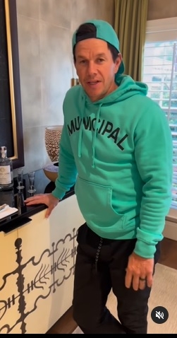 马克华保向亚裔颁奖掀骂声　曾种族袭击越南人