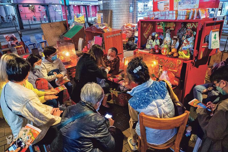 鹅颈桥“打小人”排长龙 四川游客:自我安慰希望化解官非