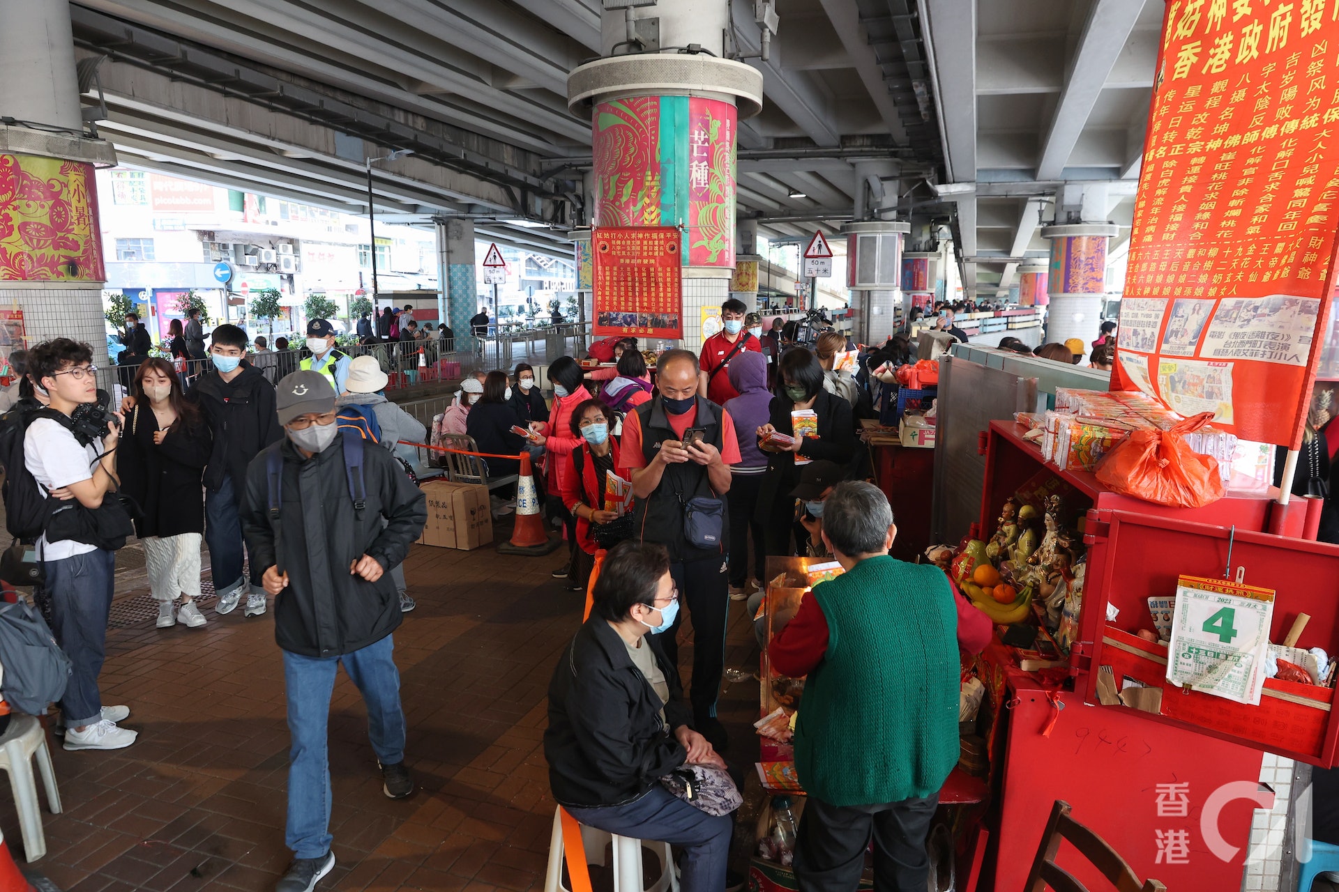 鹅颈桥“打小人”排长龙 四川游客:自我安慰希望化解官非