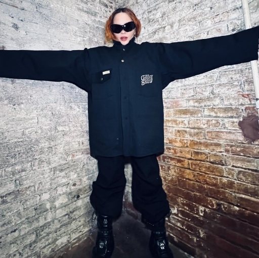 麦当娜又谱“祖孙恋”!拳击手晒合照泄“蜜”