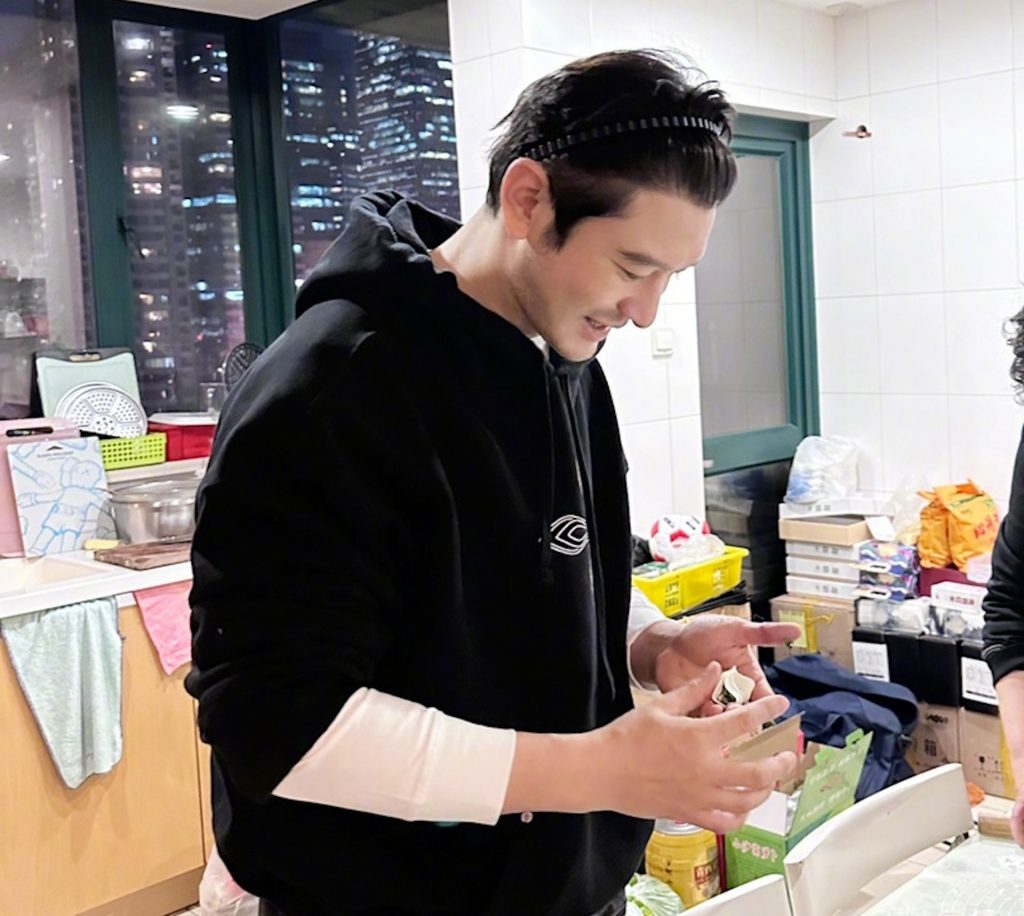 黄晓明发量少开始戴假发？发型师曝真相