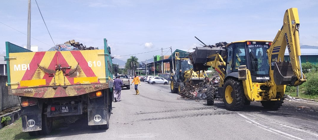 黄涵威:巴占轻工业区非法垃圾堆已成了长期的小垃圾场