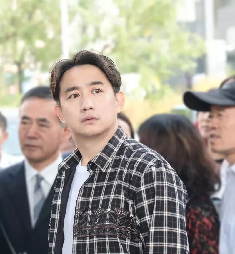  黄磊拍4剧赚近亿 网感叹明星赚钱太容易