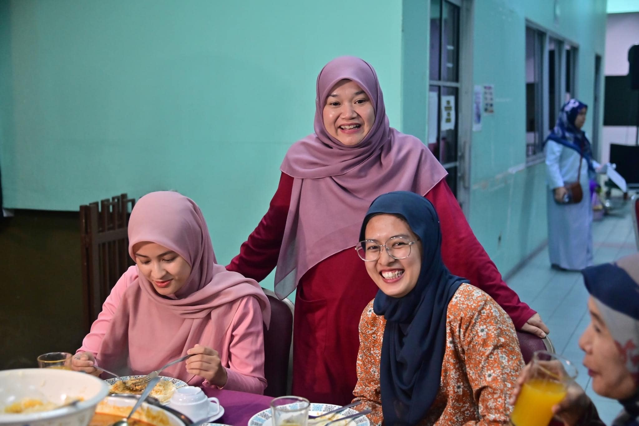 (全国版)三名兄弟疑遭母亲虐待,被囚禁和捆绑,他们仨包括2名障友(OKU)趁着没人注意时偷跑出来,成功获救。