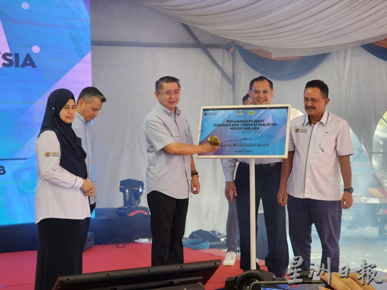 (全国版)沙拉胡丁宣布1000名水灾灾黎家庭将获300令吉电子产品购物券