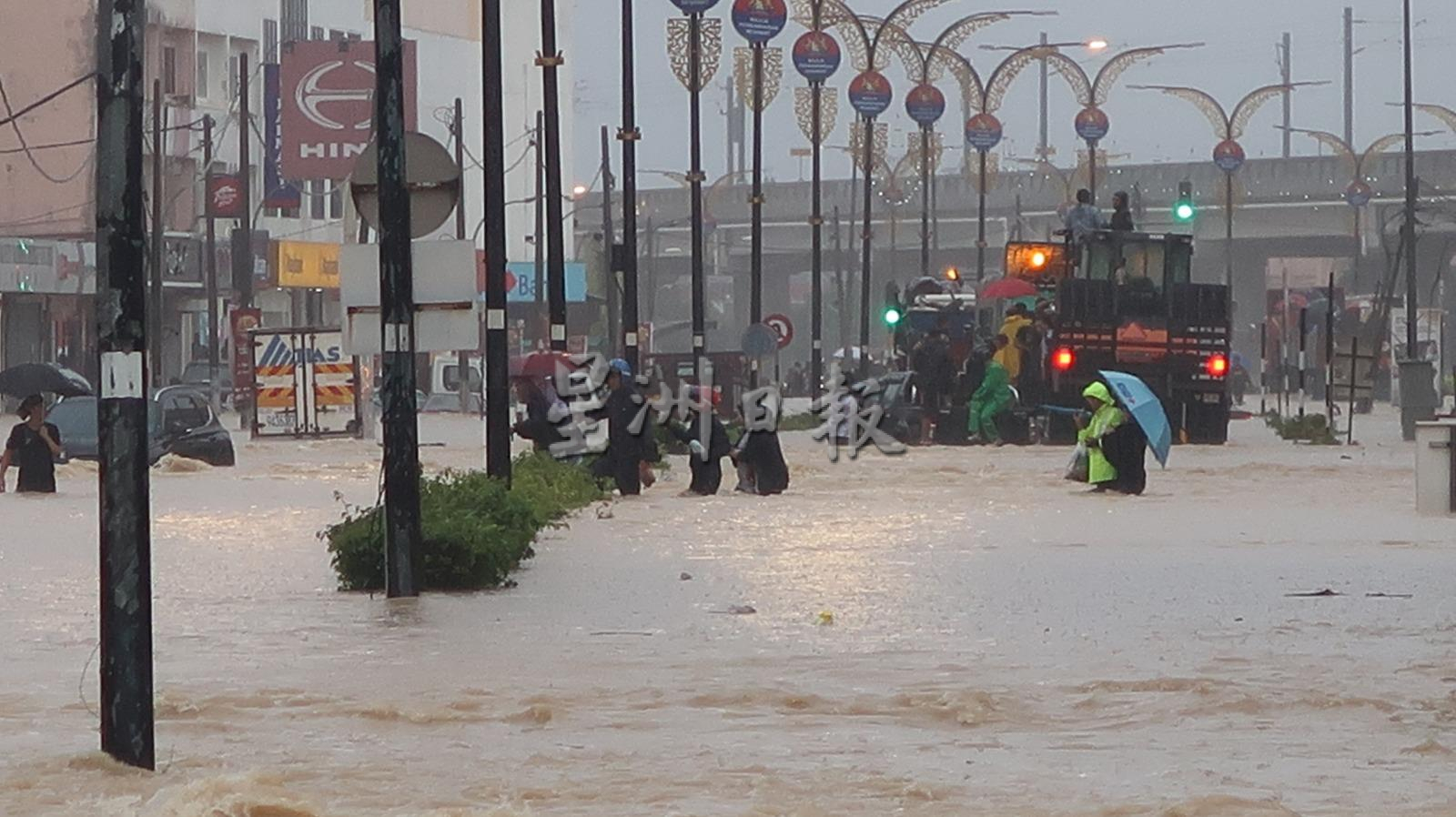 柔长命雨突大水灾 ​灾民漏夜逃 爬屋顶求助