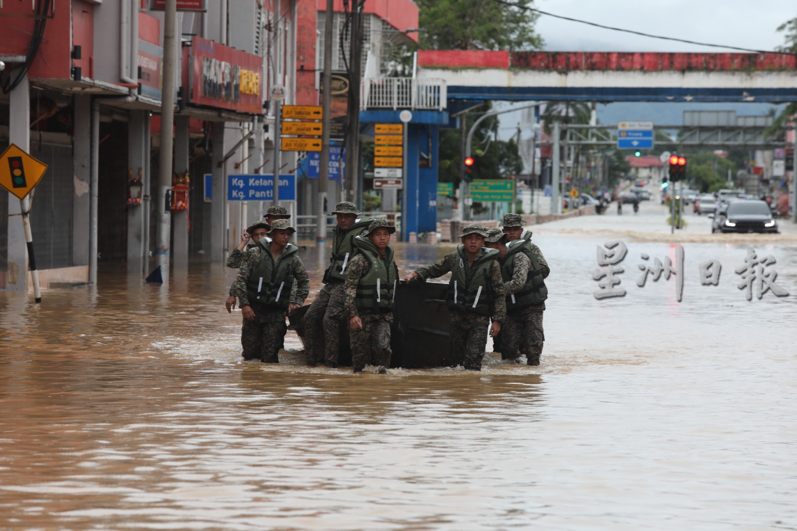 柔长命雨突大水灾 ​灾民漏夜逃 爬屋顶求助