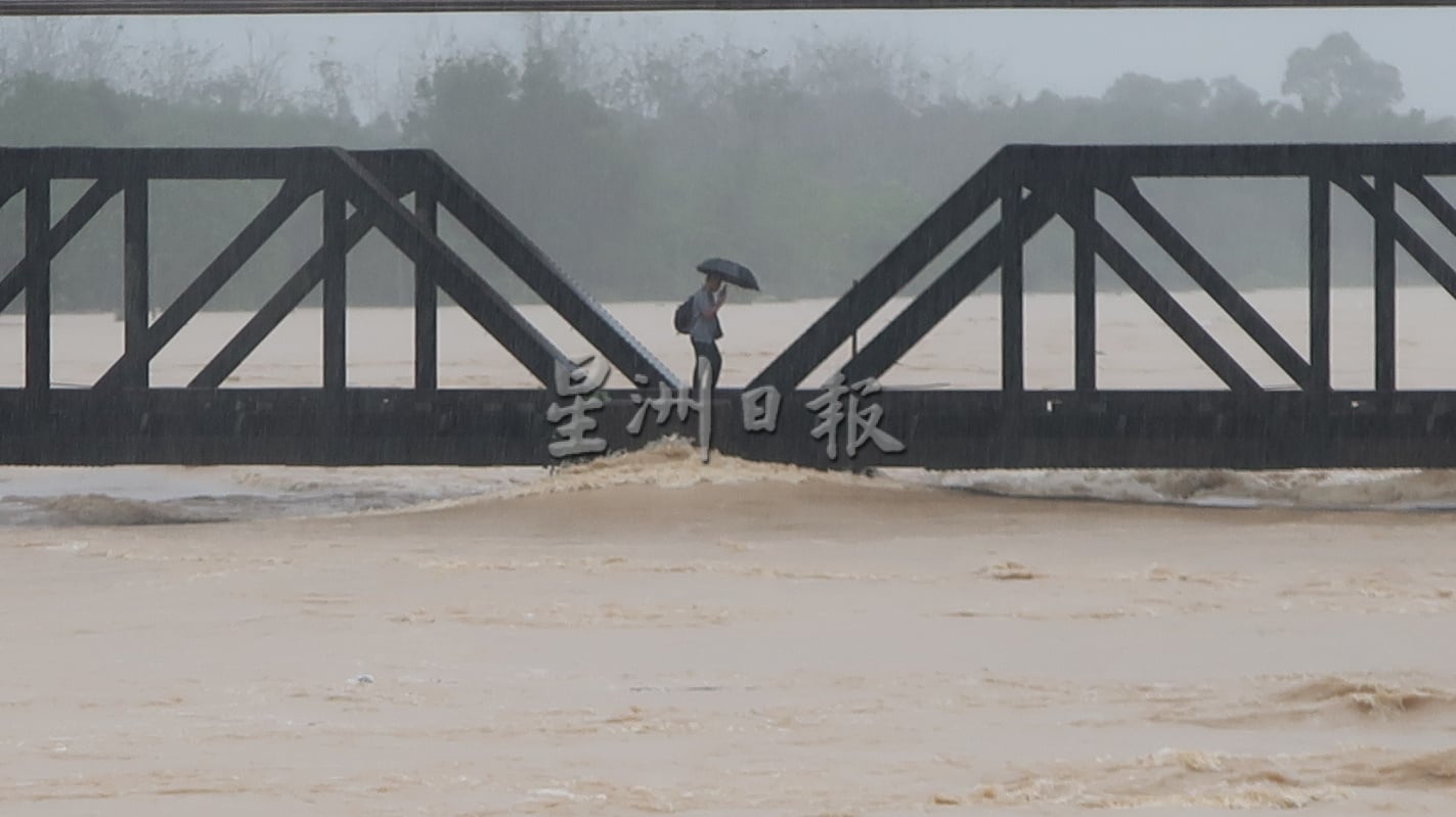 柔长命雨突大水灾 ​灾民漏夜逃 爬屋顶求助