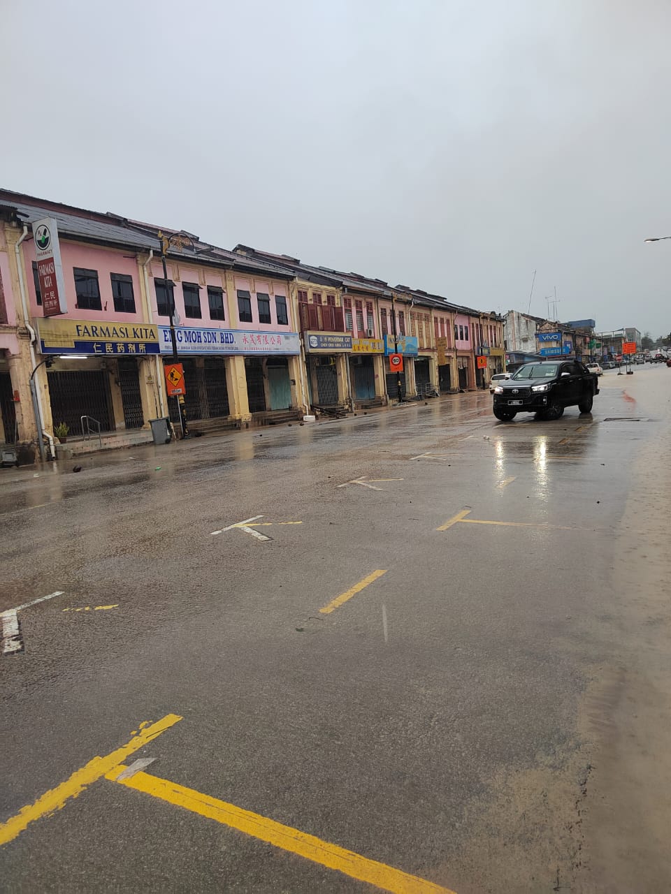 柔长命雨突大水灾 ​灾民漏夜逃 爬屋顶求助