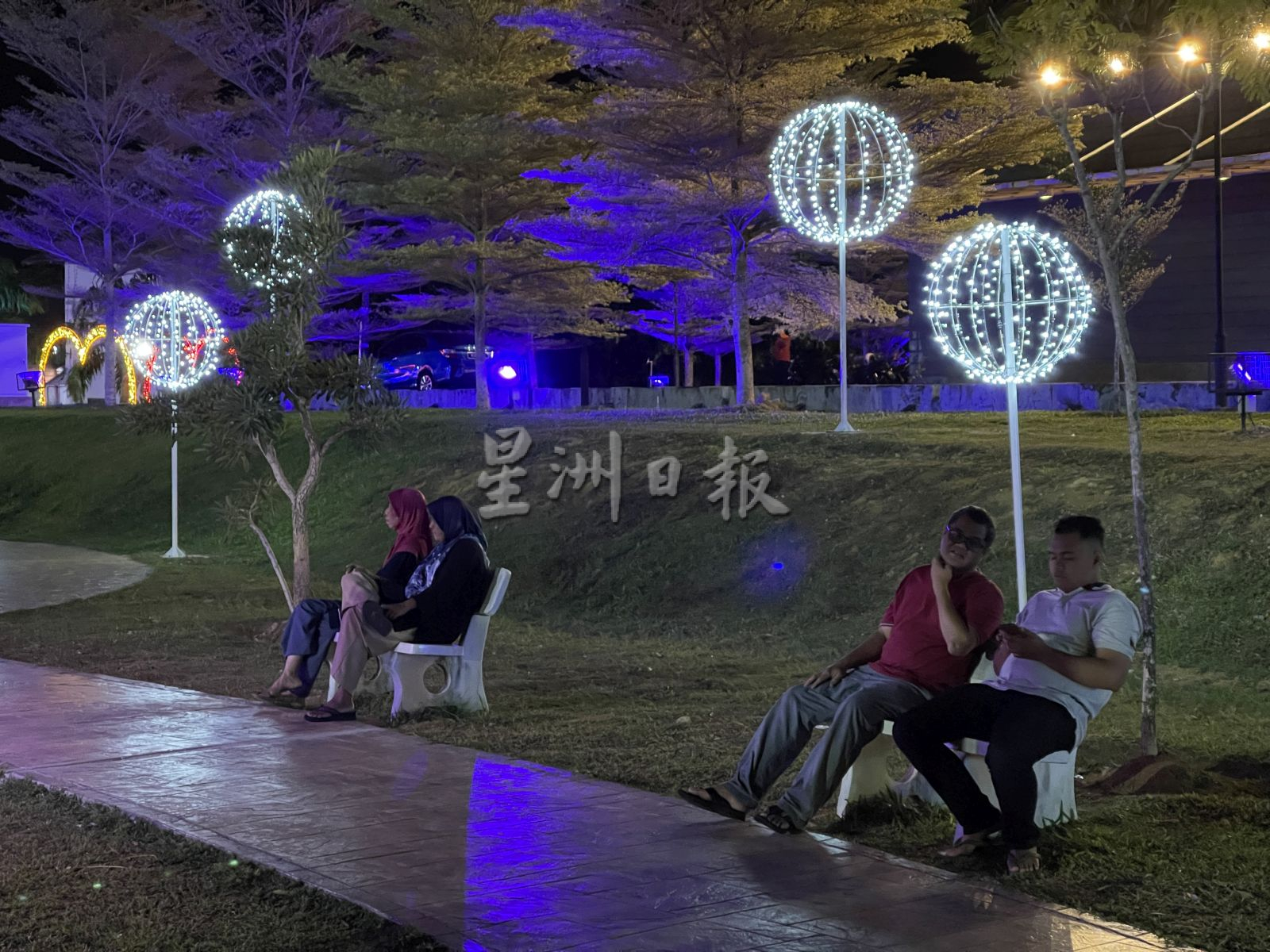 （古城封底主文）《用眼睛去旅游》：万里茂人广场