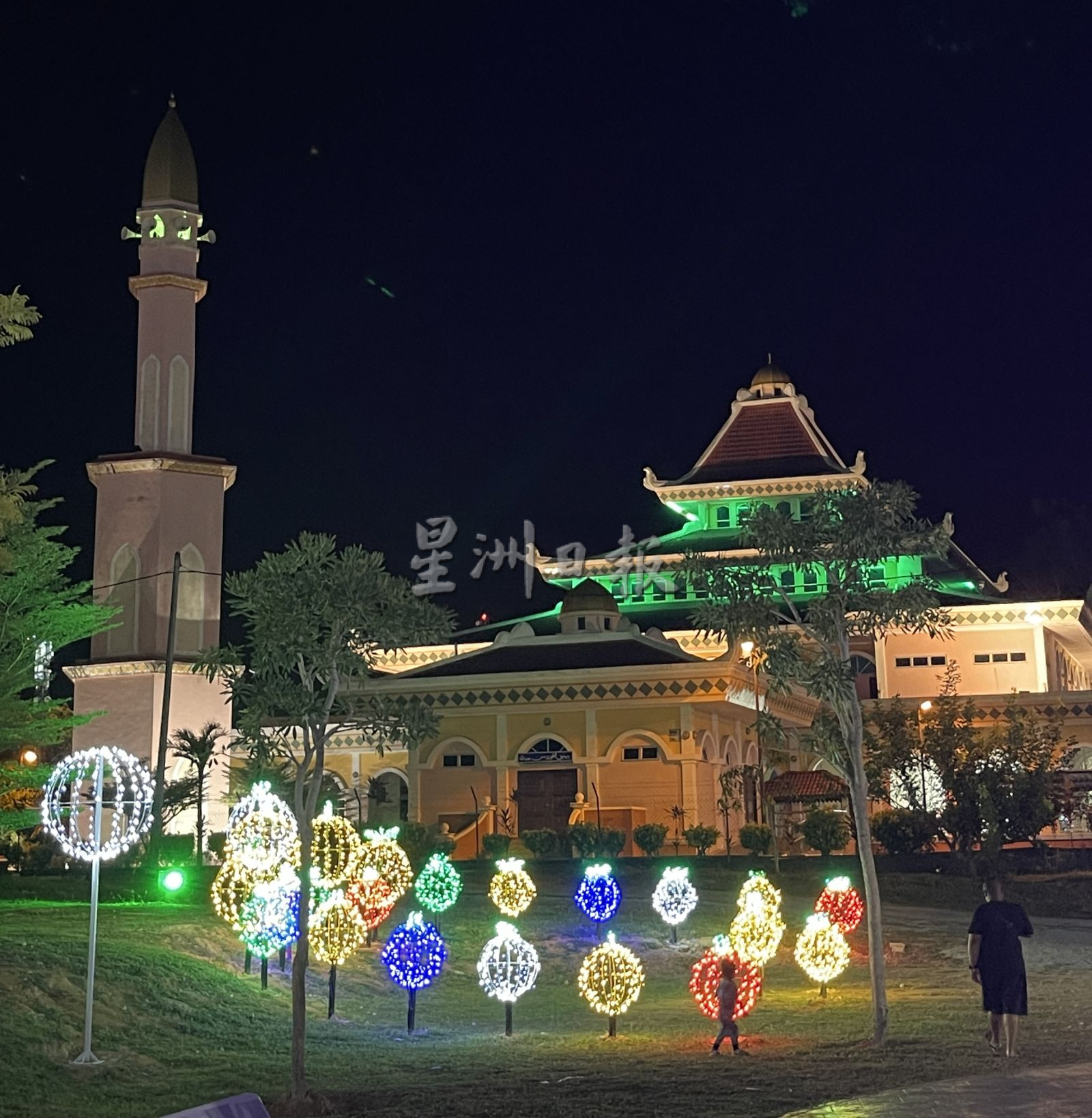 （古城封底主文）《用眼睛去旅游》：万里茂人广场