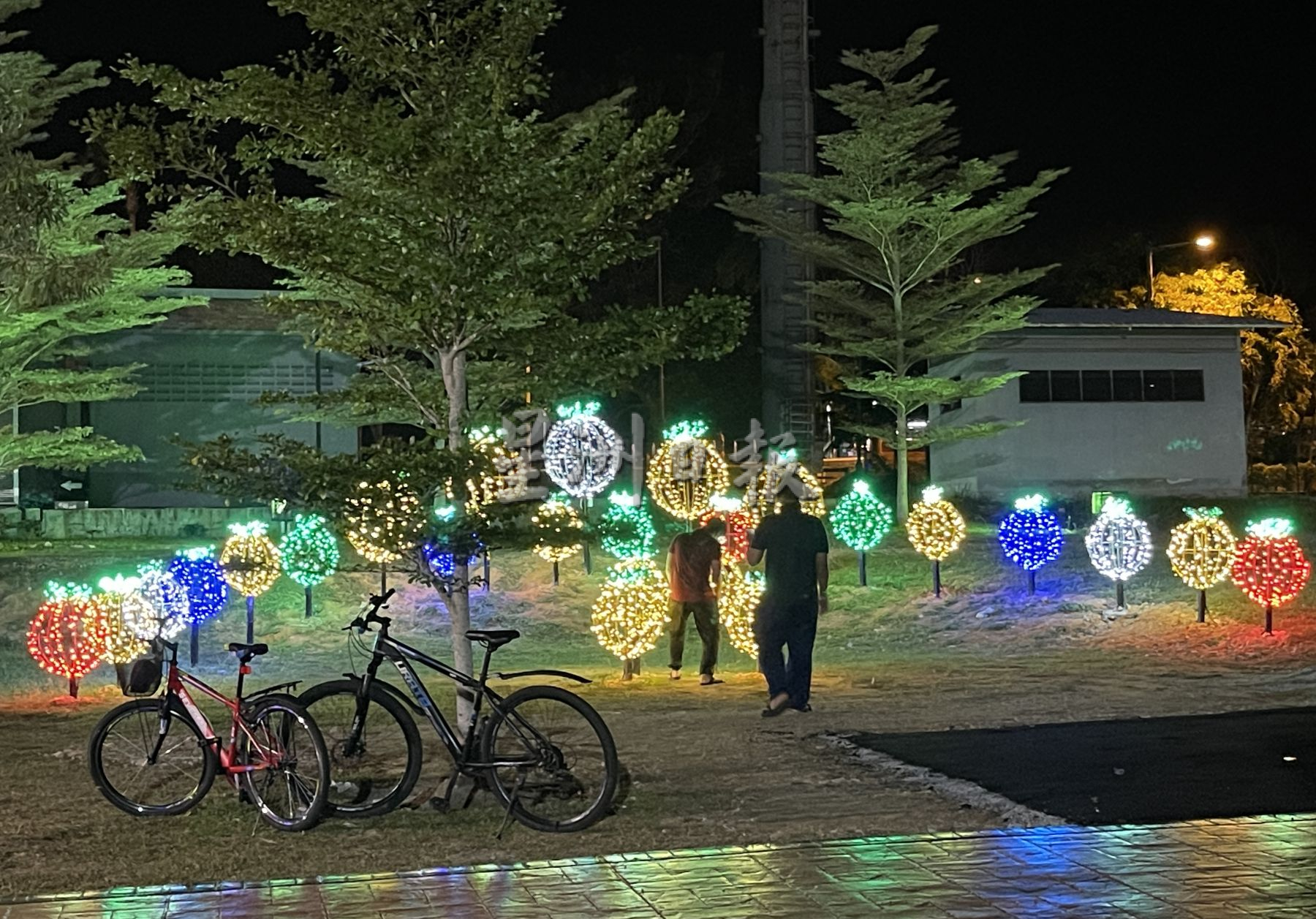 （古城封底主文）《用眼睛去旅游》：万里茂人广场
